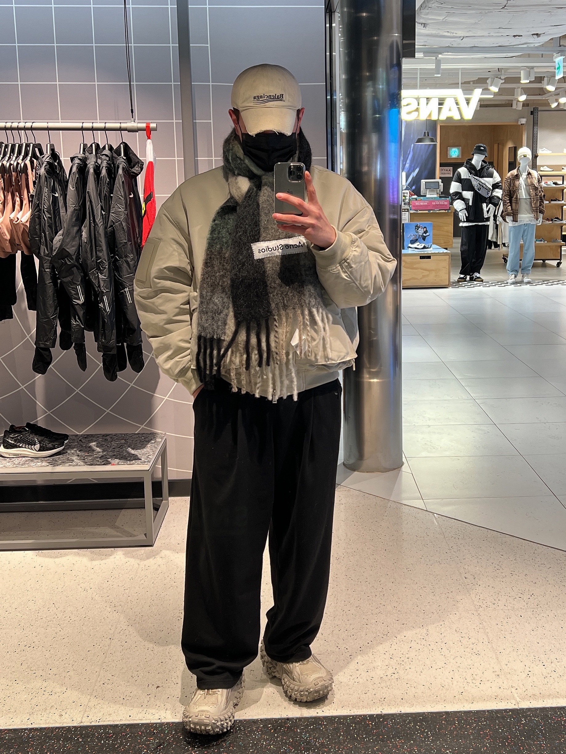 Acne Studios Mohair Check Muffler Grey Green Black, Balenciaga Defender Sneakers Beige 착용 스타일
