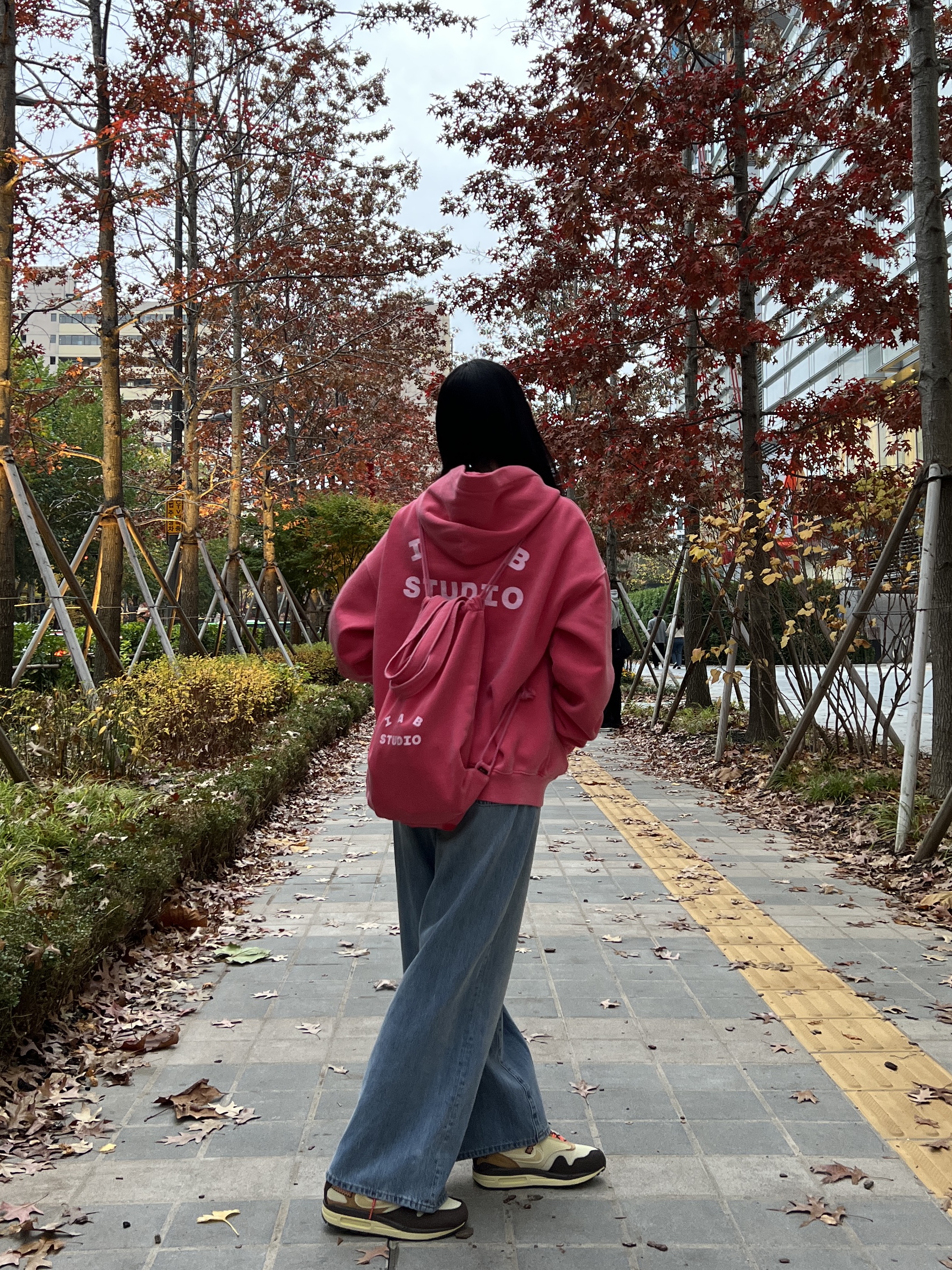 IAB Studio Pigment Hoodie & Sack Coral, Nike x Travis Scott Air Max 1 Cact.us Brown 착용 스타일 - 2