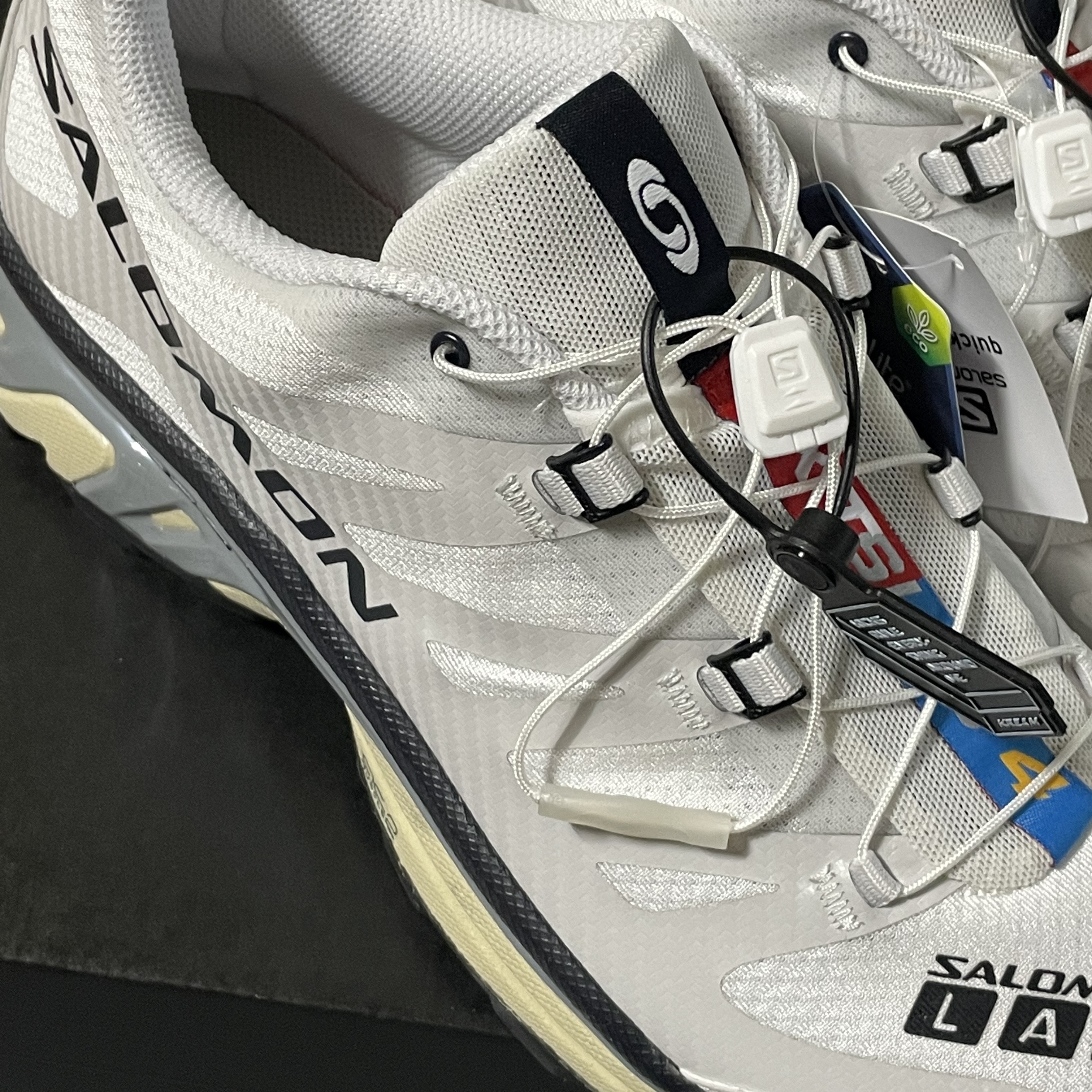 Salomon XT-4 White Lunar Rock 착용 스타일 - 1
