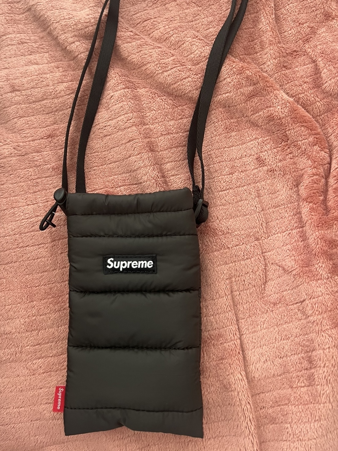Supreme Puffer Neck Pouch Black - 22FW 착용 스타일 - 1