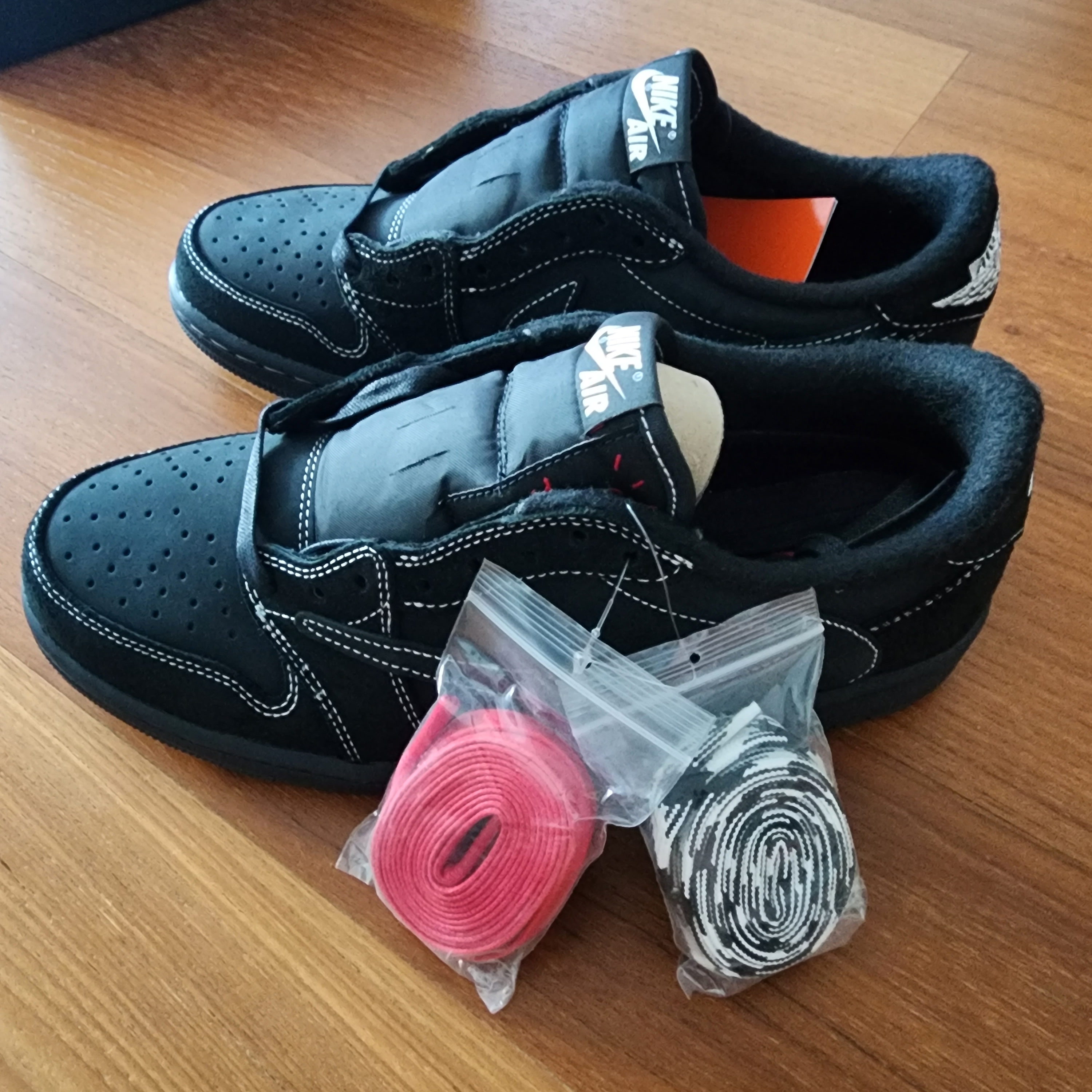 Jordan 1 x Travis Scott Retro Low OG SP Black Phantom 착용 스타일 - 2