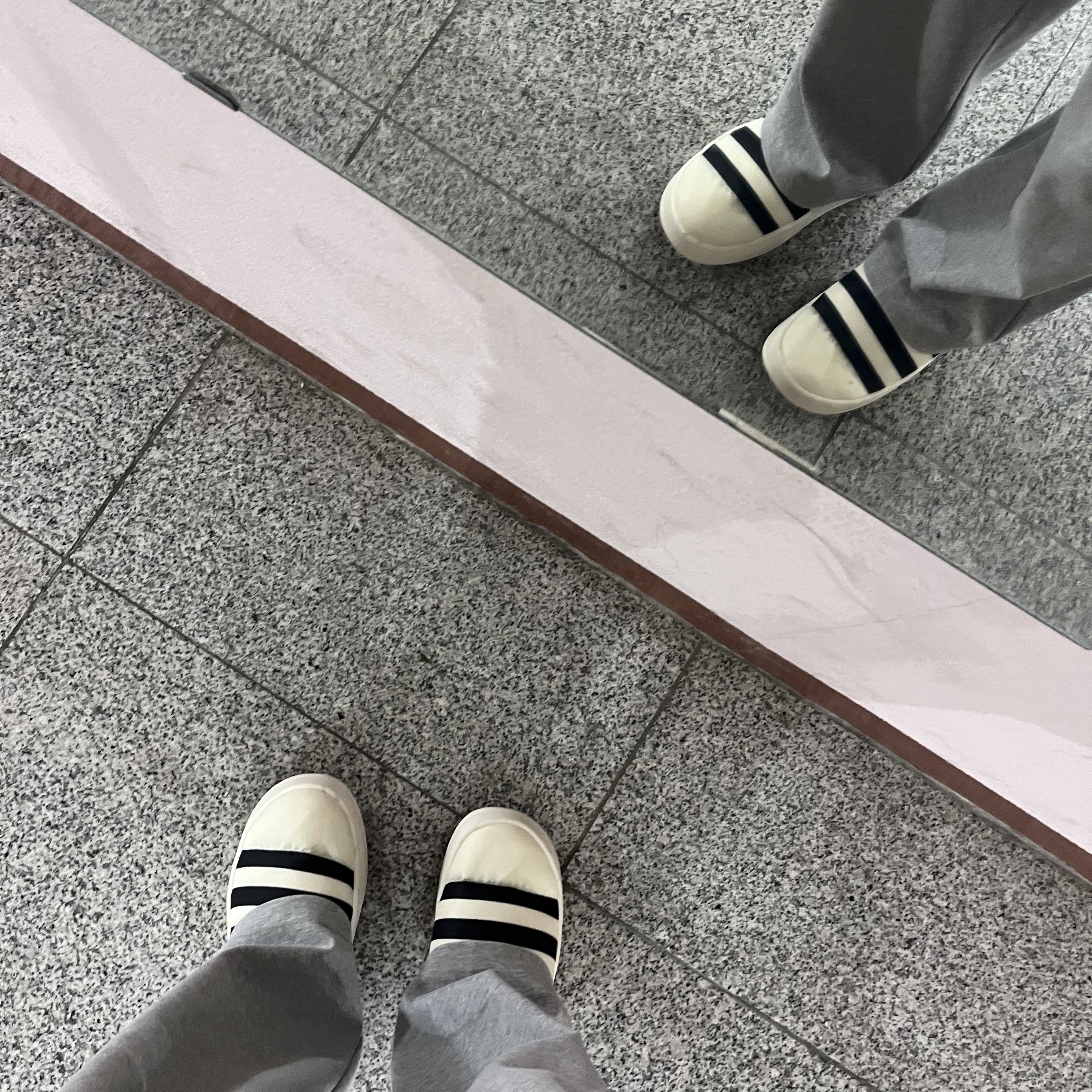 Adidas Puffylette Off White 착용 스타일