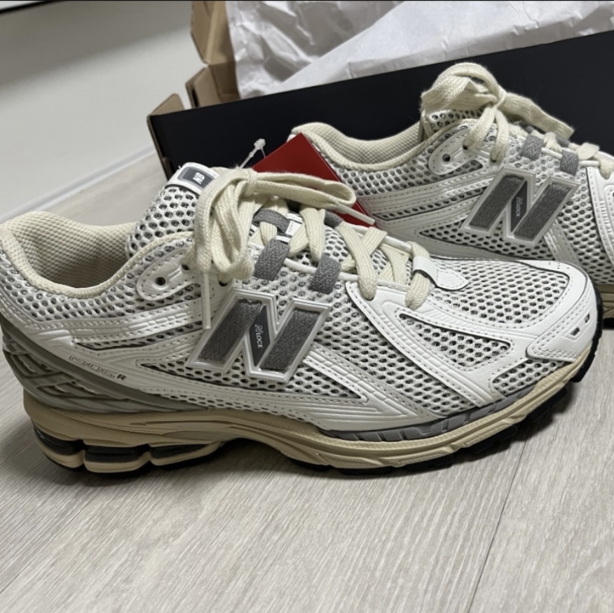 (W) Nike Zoom Vomero 5 Oatmeal, New Balance 1906R White Gray 착용 스타일 - 4
