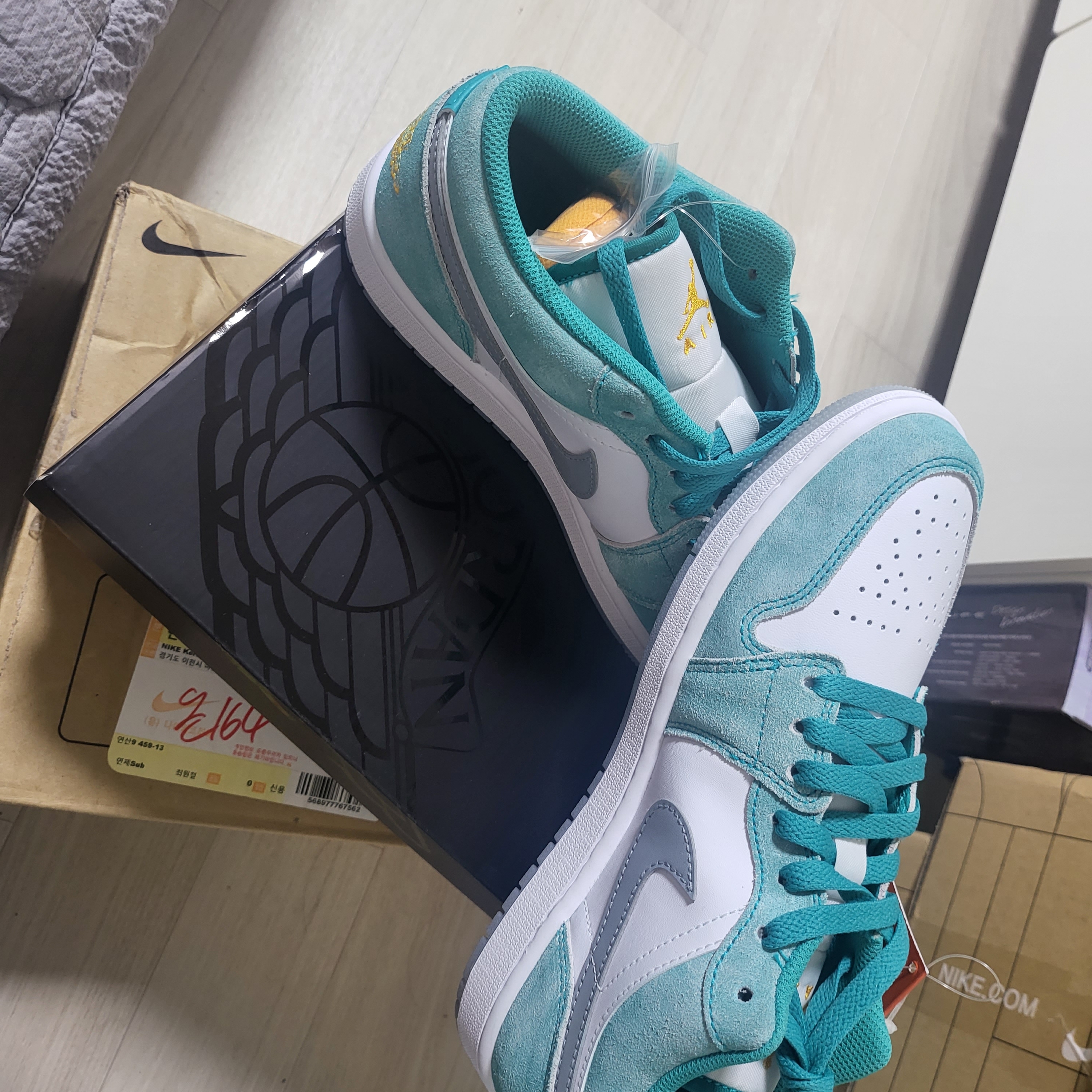 Jordan 1 Low SE New Emerald 착용 스타일 - 3