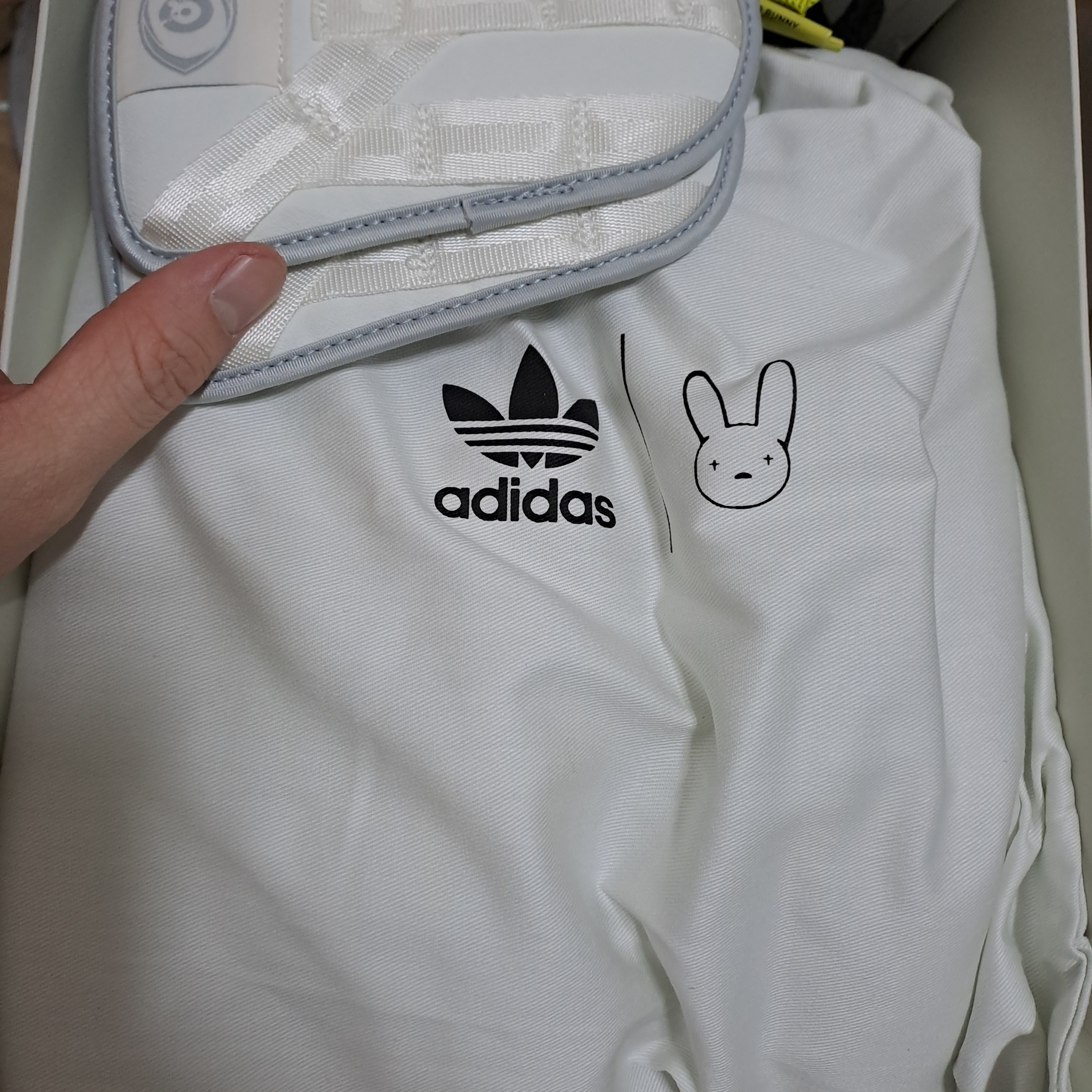 Adidas x Bad Bunny Forum Low Cloud White Clear Onix 착용 스타일 - 3