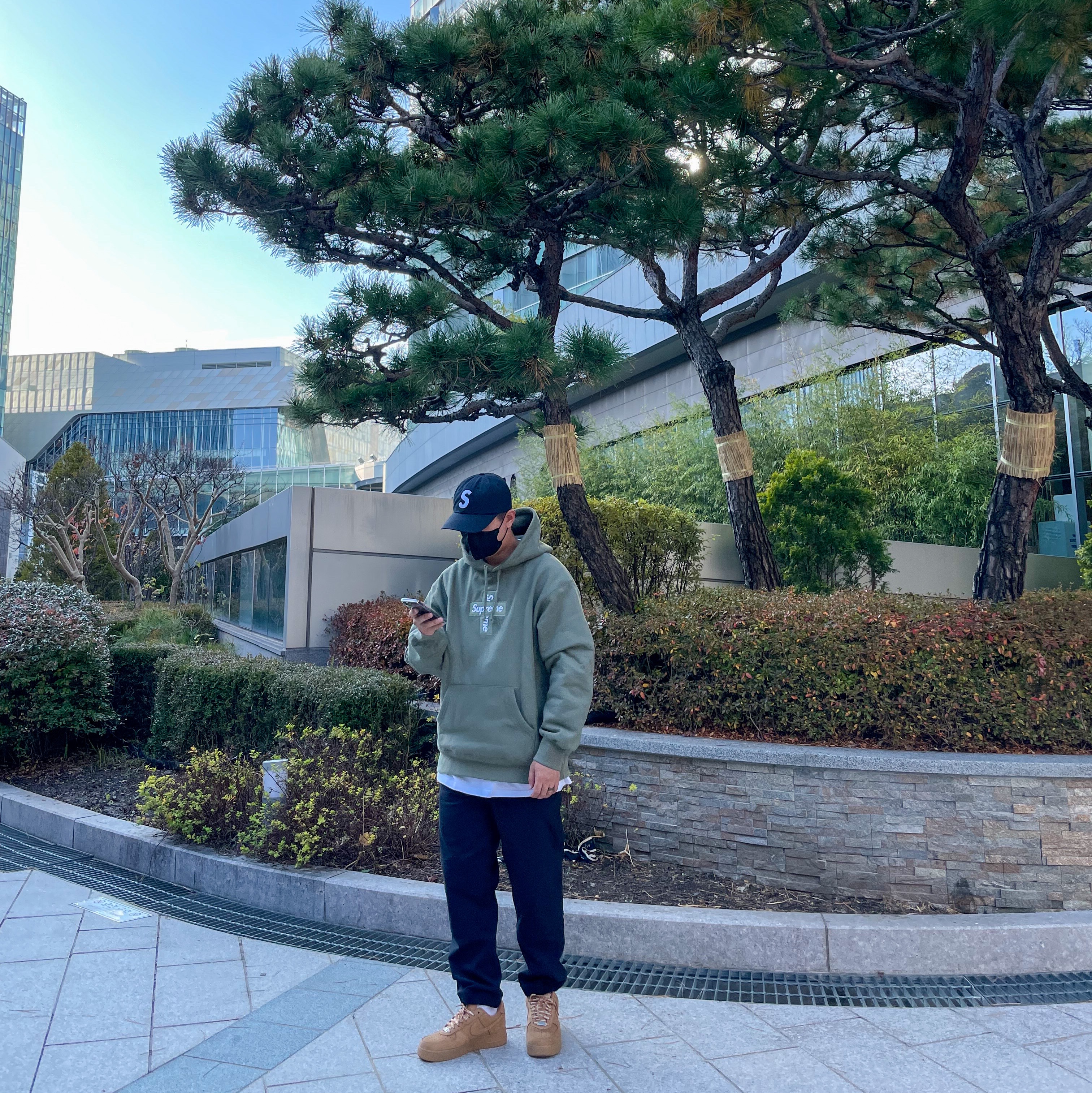 Supreme Cross Box Logo Hooded Sweatshirt Light Olive - 20FW, Nike x Supreme Air Force 1 Low Flax 착용 스타일