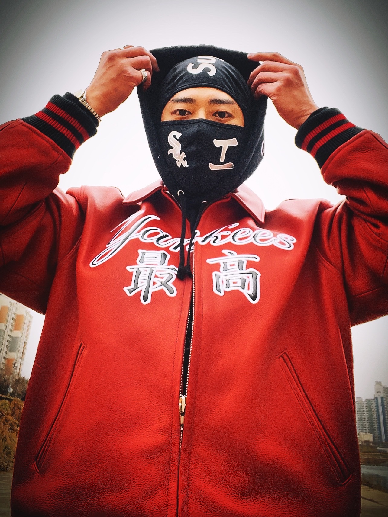 Supreme x MLB Kanji Teams Lightweight Balaclava Yankees Red - 22FW, Supreme x MLB Kanji Teams Lightweight Balaclava White Sox Black - 22FW 착용 스타일 - 2
