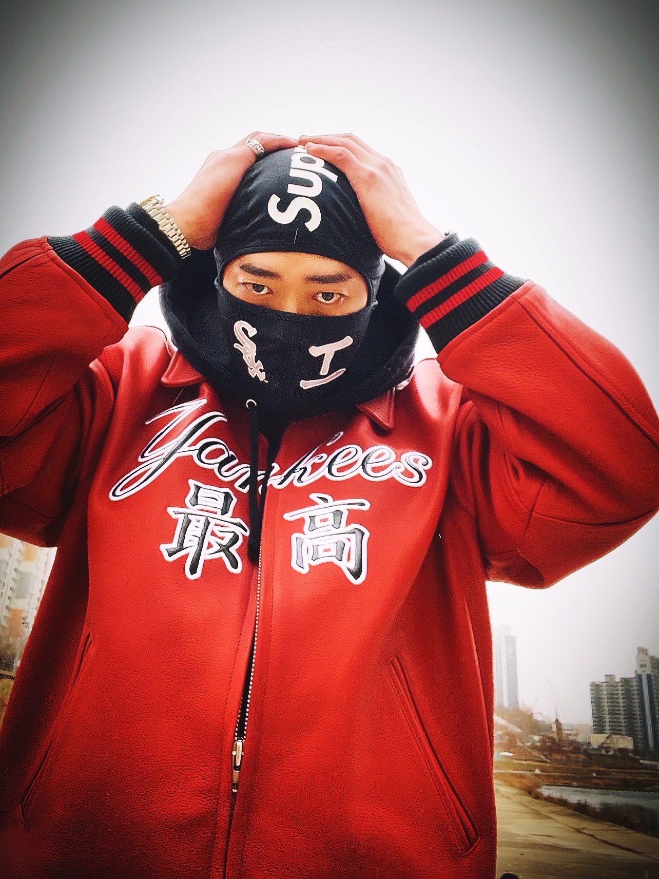 Supreme x MLB Kanji Teams Lightweight Balaclava Yankees Red - 22FW, Supreme x MLB Kanji Teams Lightweight Balaclava White Sox Black - 22FW 착용 스타일 - 3