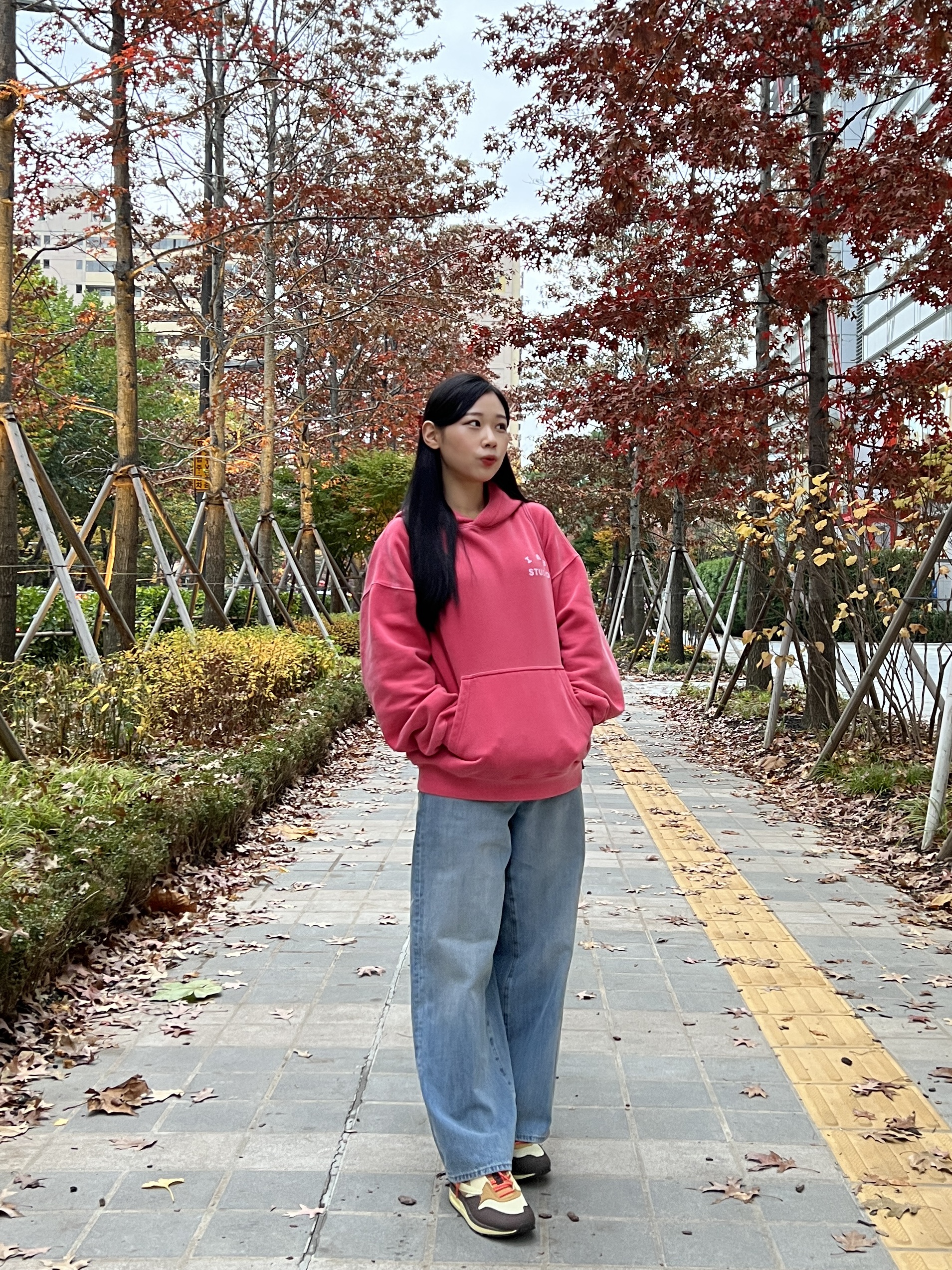IAB Studio Pigment Hoodie & Sack Coral, Nike x Travis Scott Air Max 1 Cact.us Brown 착용 스타일 - 1