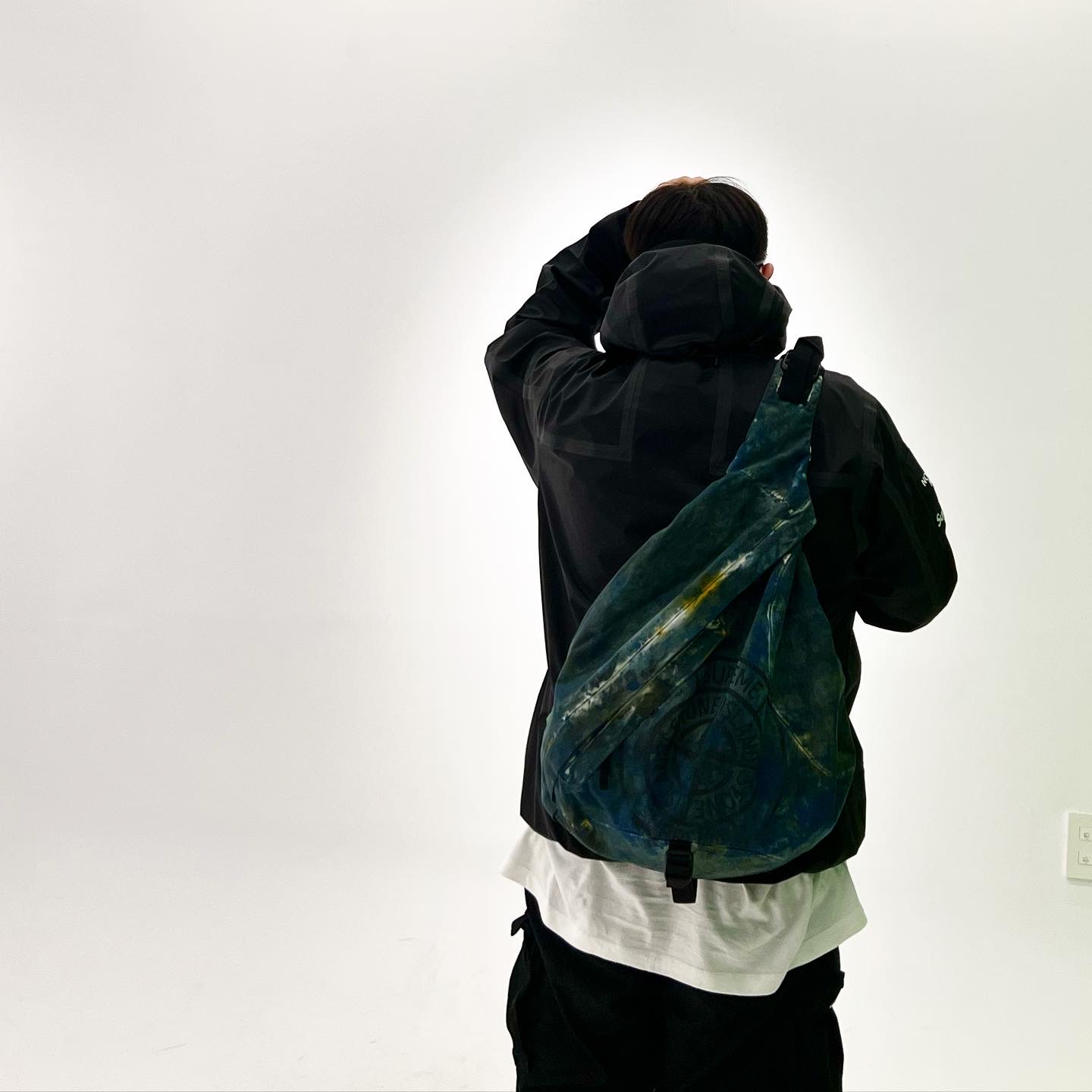 Supreme x Stone Island Painted Camo Nylon Shoulder Bag Dark Teal - 20FW, Supreme x The North Face Summit Series Outer Tape Seam Jacket Black - 21SS 착용 스타일