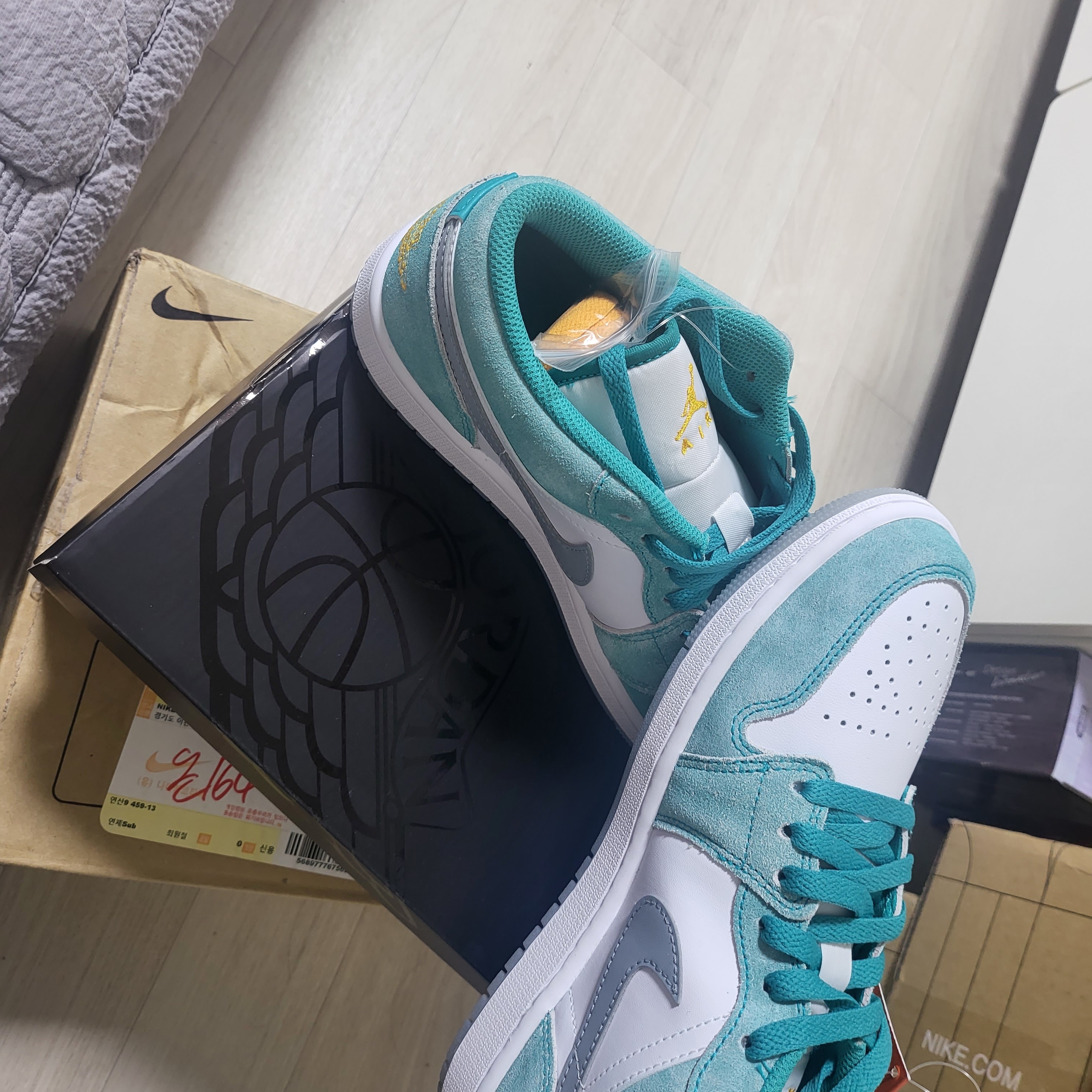 Jordan 1 Low SE New Emerald 착용 스타일 - 2