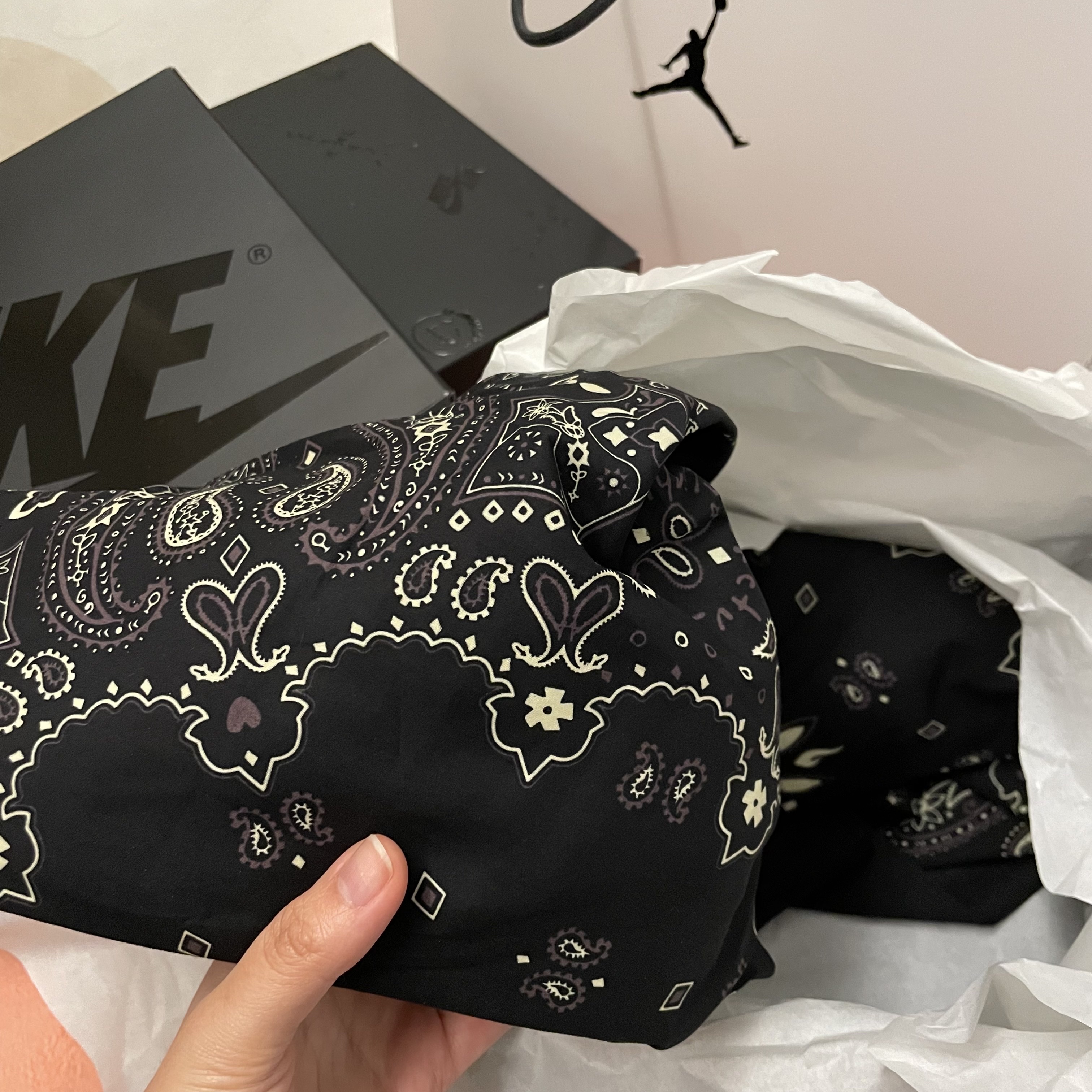 Jordan 1 x Travis Scott Retro Low OG SP Black Phantom 착용 스타일 - 3