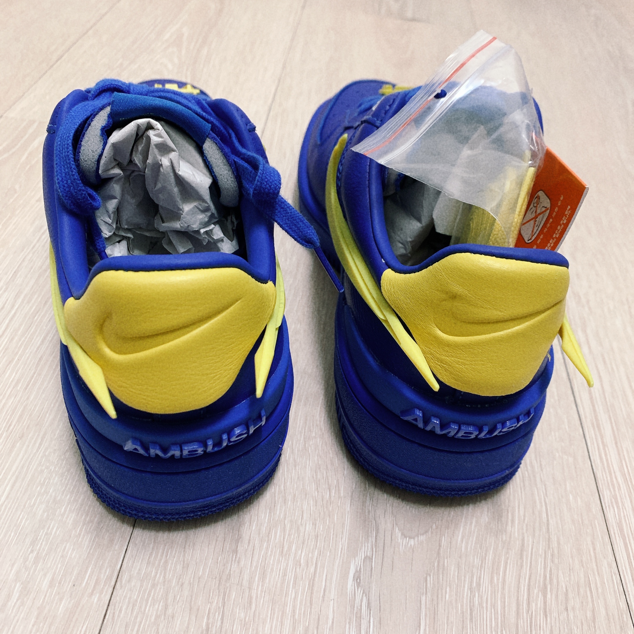 Nike x Ambush Air Force 1 Low SP Game Royal and Vivid Sulfur 착용 스타일 - 2