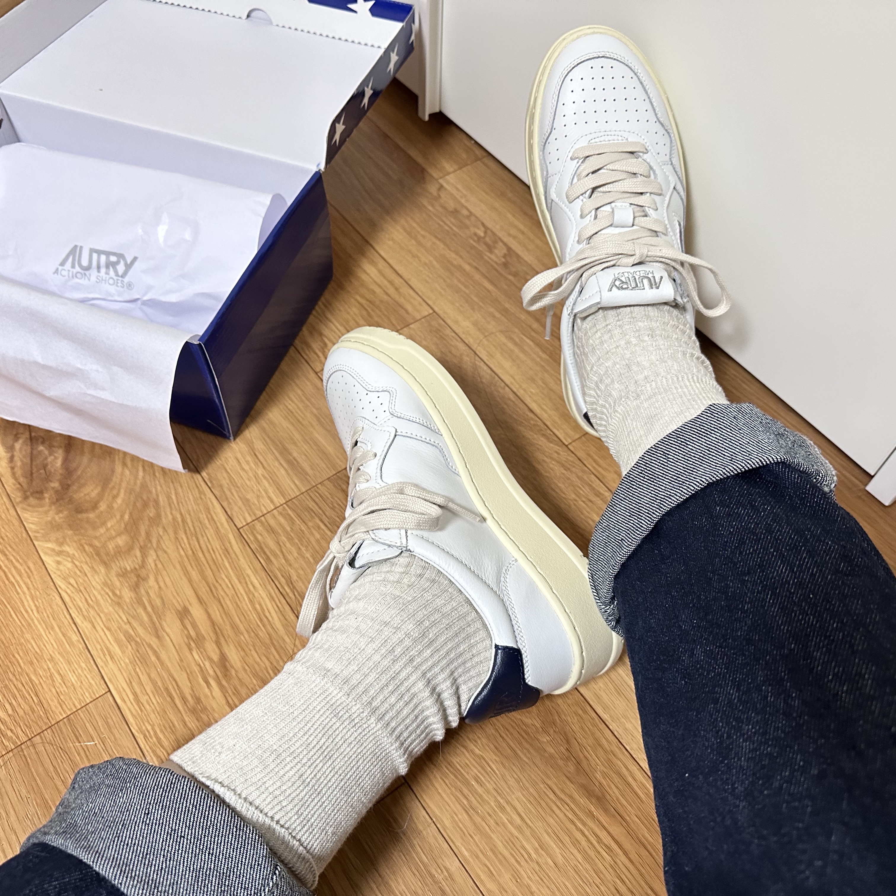 (W) Autry Medalist Low Leather Sneakers White Blue, Autry Medalist Low Leather Sneakers White Blue 착용 스타일 - 2