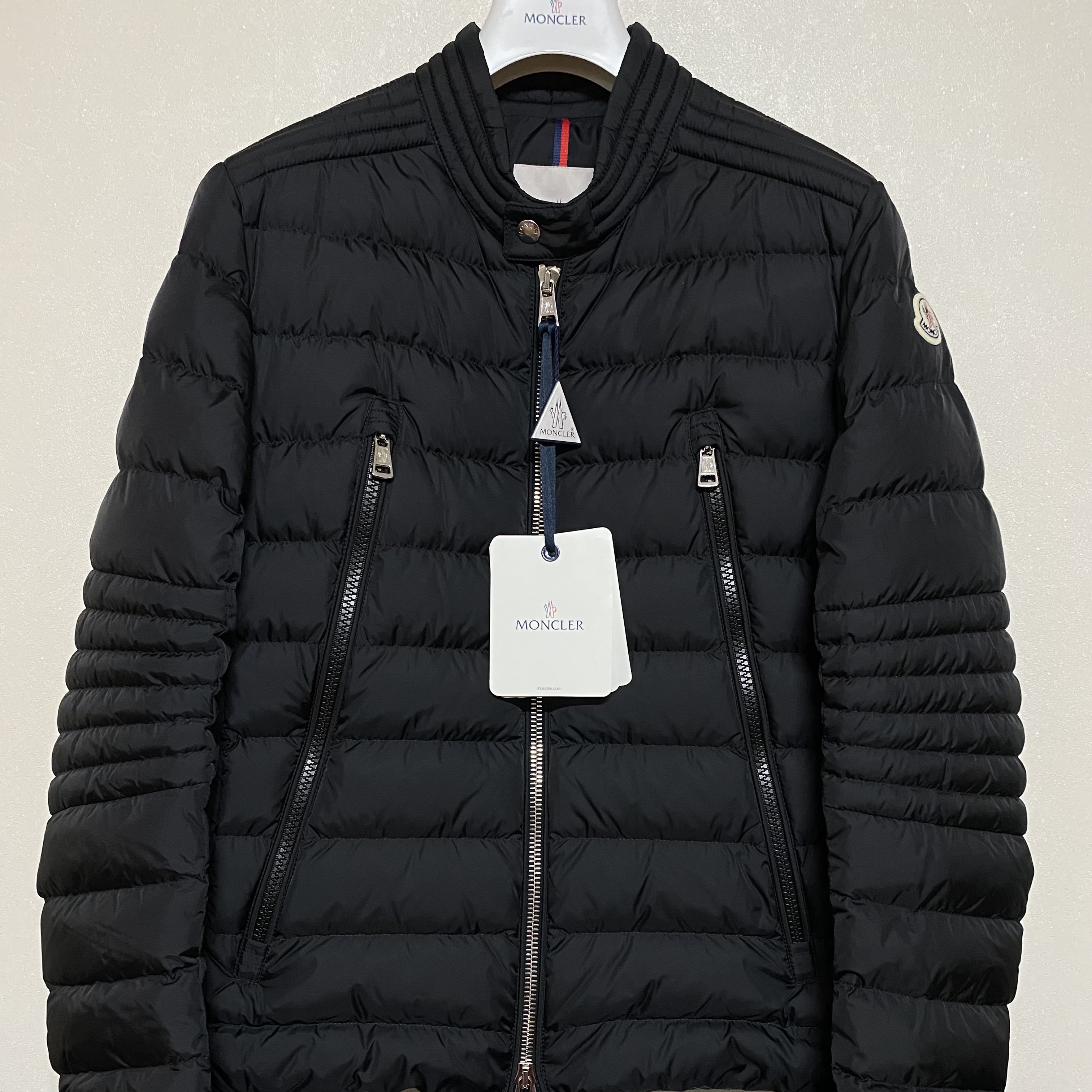 Moncler Amiot Short Down Jacket Black - 22FW 착용 스타일 - 2
