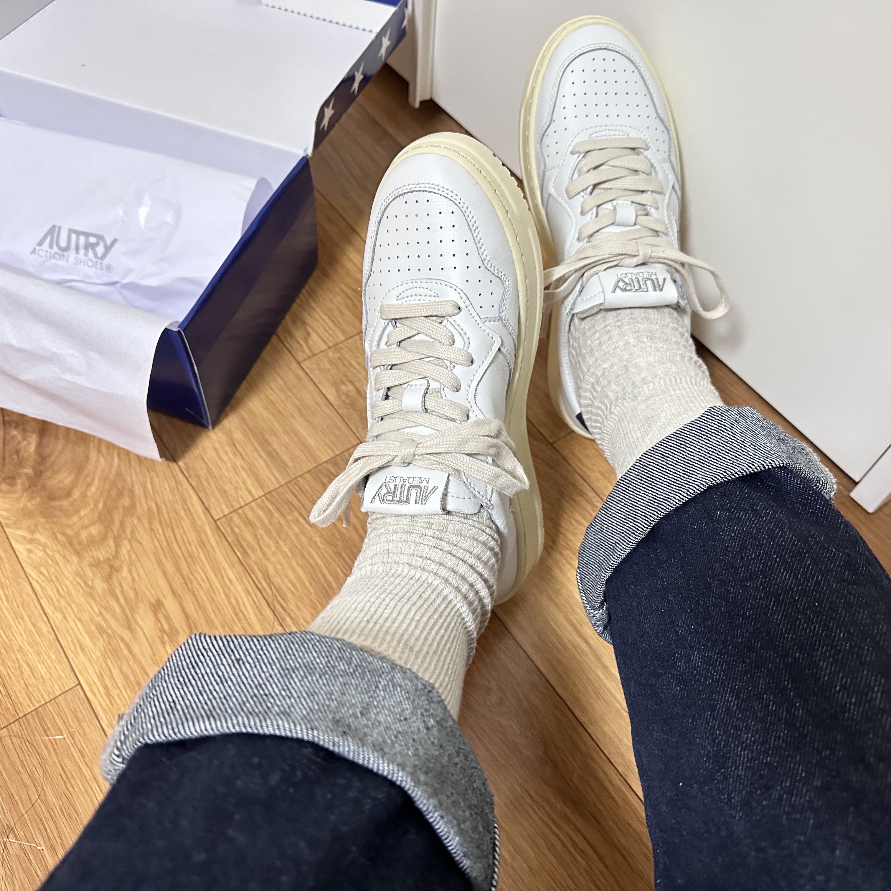(W) Autry Medalist Low Leather Sneakers White Blue, Autry Medalist Low Leather Sneakers White Blue 착용 스타일 - 1