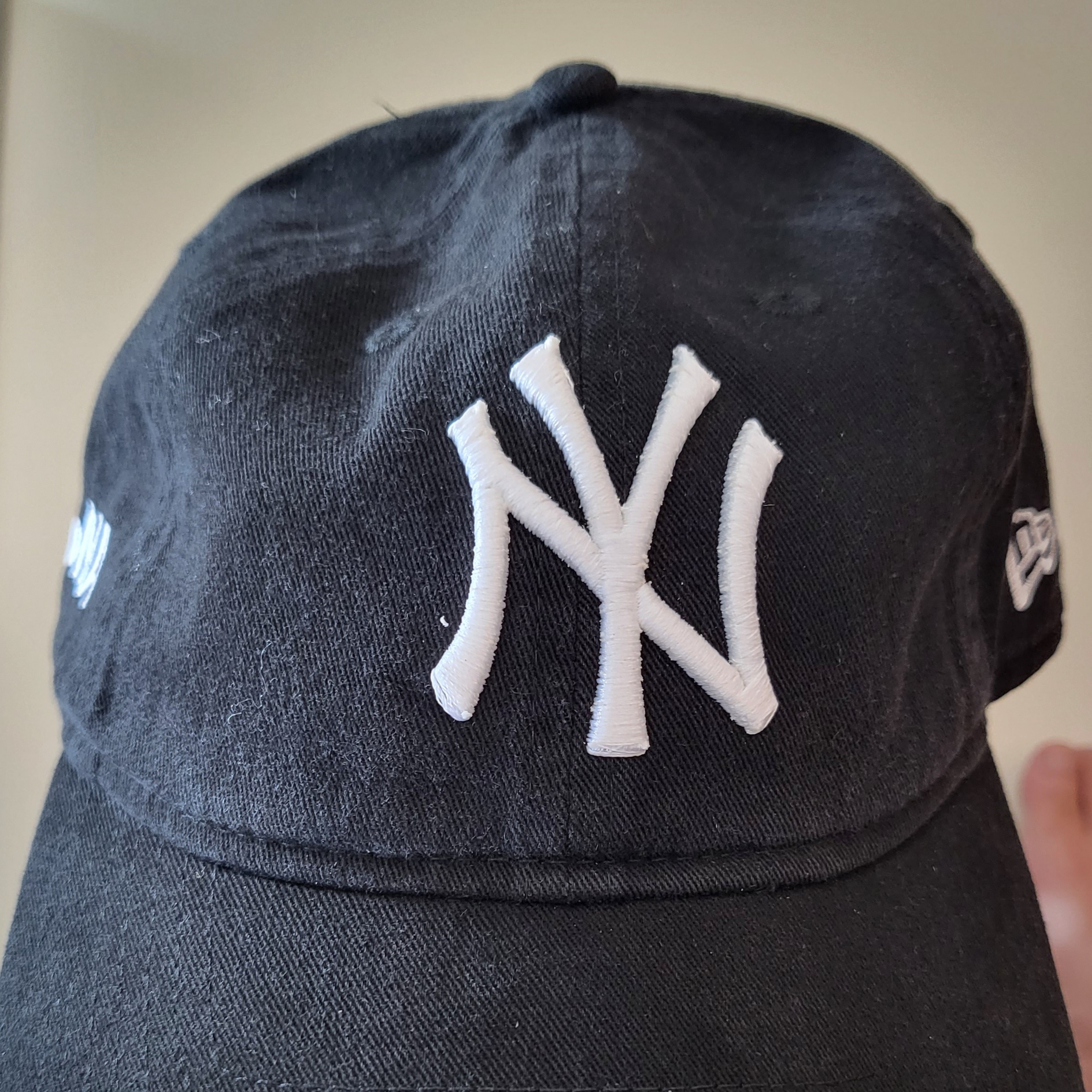 New Era x MoMA New York Yankees Cap Black 착용 스타일