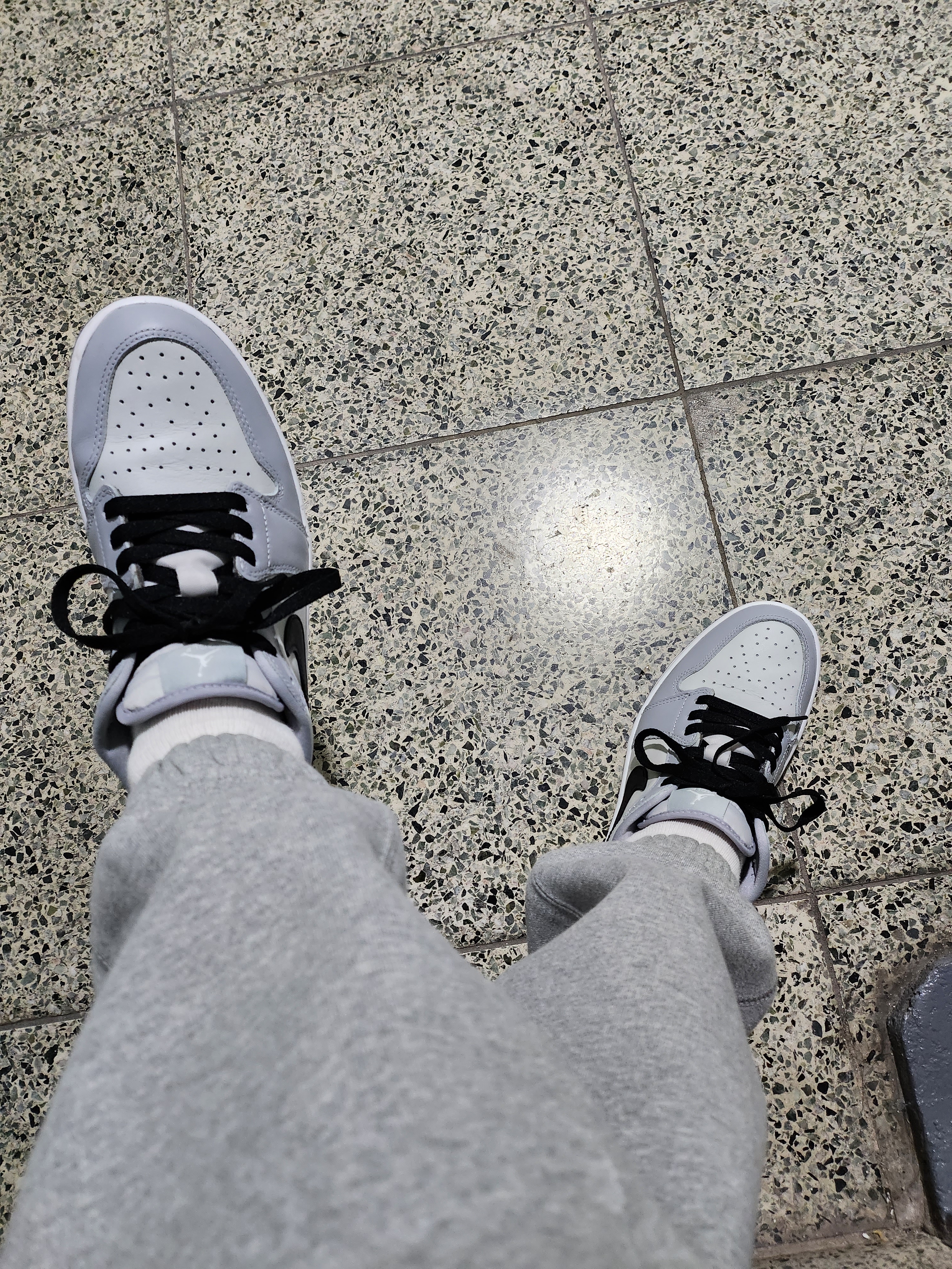Jordan 1 Low Golf Wolf Grey, Nike NRG Solo Swoosh Fleece Pants Dark Grey Heather - US/EU 착용 스타일 - 3