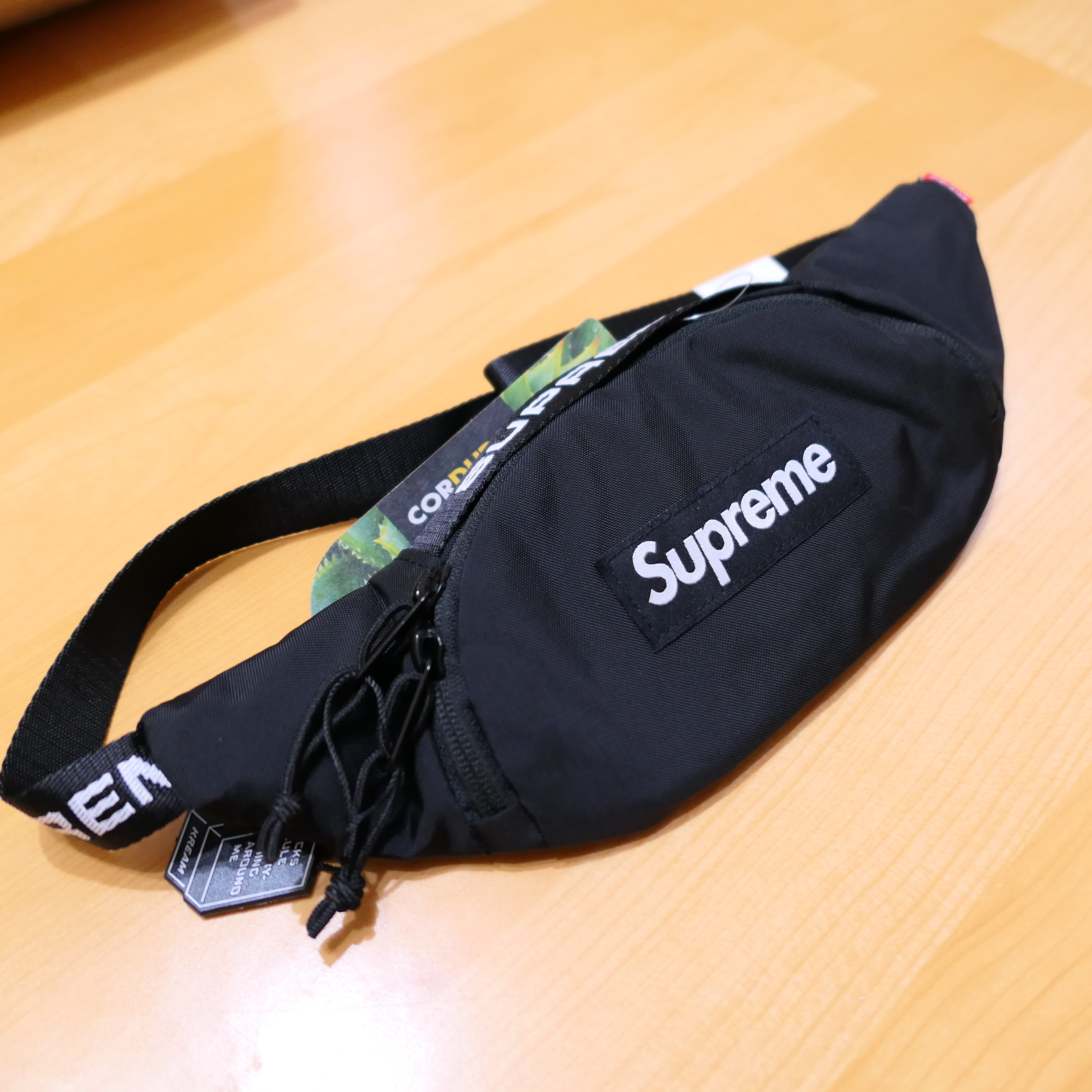 Supreme Small Waist Bag Black - 22FW 착용 스타일 - 1