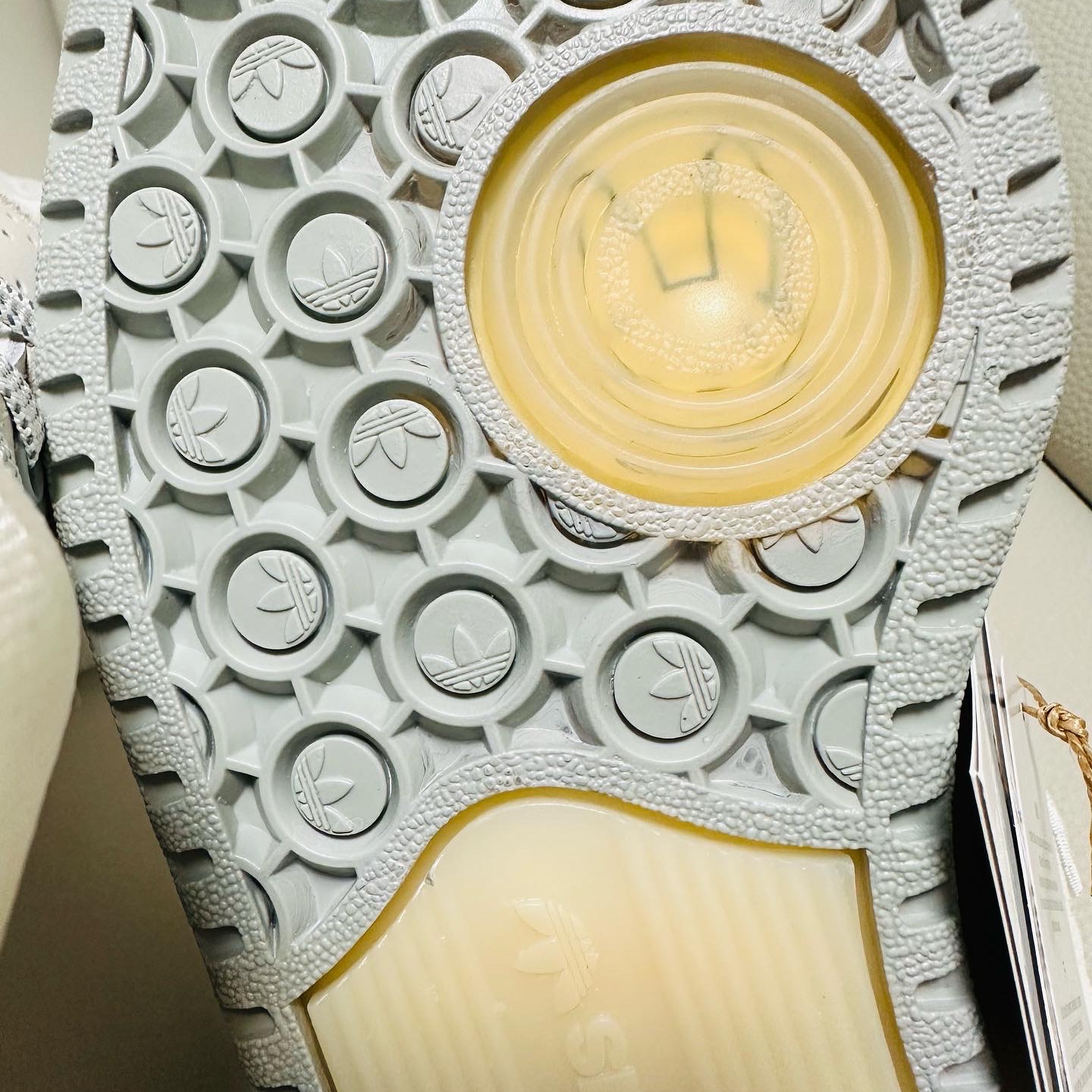Adidas x Bad Bunny Forum Low Cloud White Clear Onix 착용 스타일 - 3