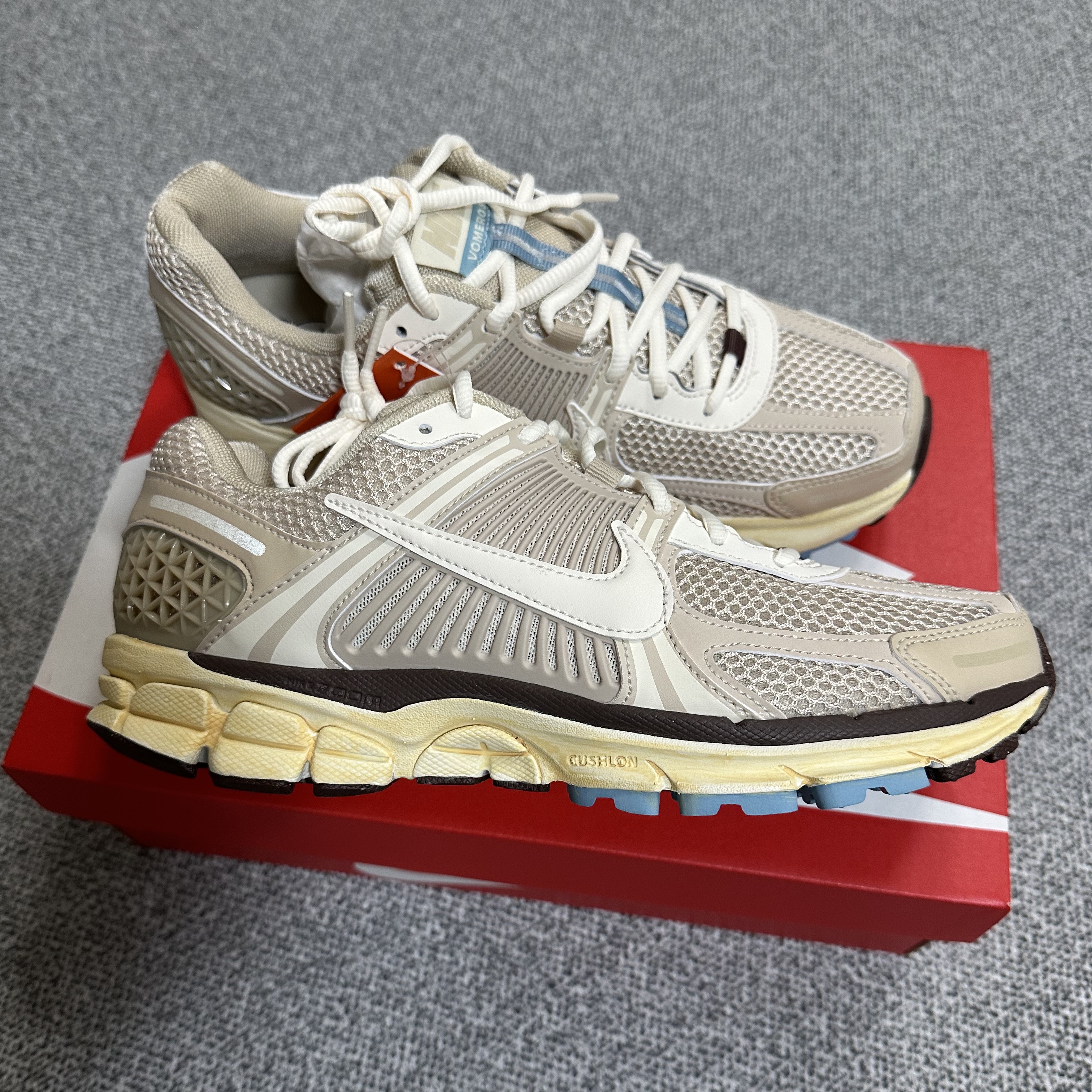 (W) Nike Zoom Vomero 5 Oatmeal, New Balance 1906R White Gray 착용 스타일 - 2