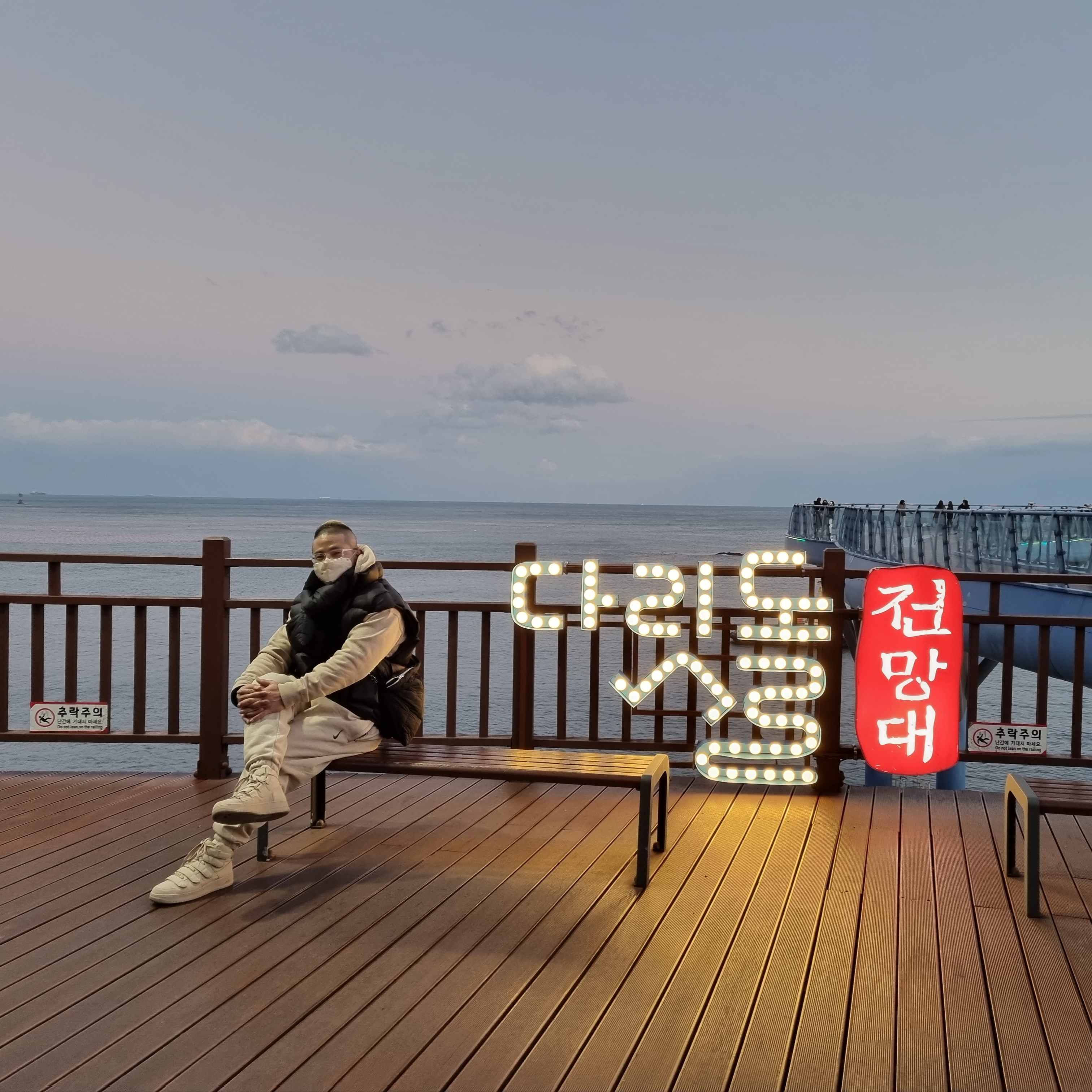 Nike x Billie Eilish NRG Fleece Hoodie Mushroom - Asia, Nike x Billie Eilish NRG Fleece Pants Mushroom - Asia 착용 스타일 - 3