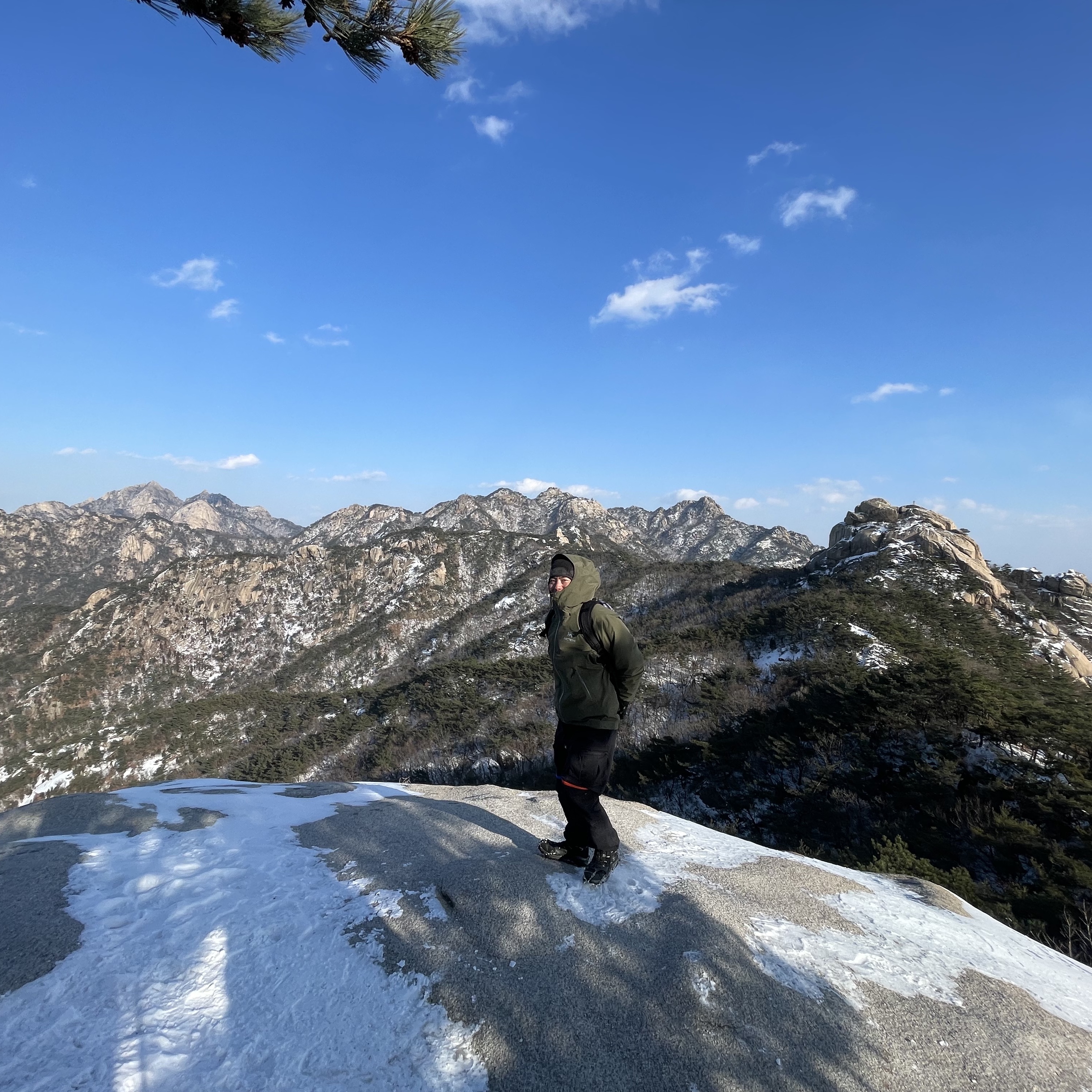 Arc'teryx Atom LT Hoody Black, Nike ACG Smith Summit Cargo Pants Black Summit White - Asia 착용 스타일 - 3