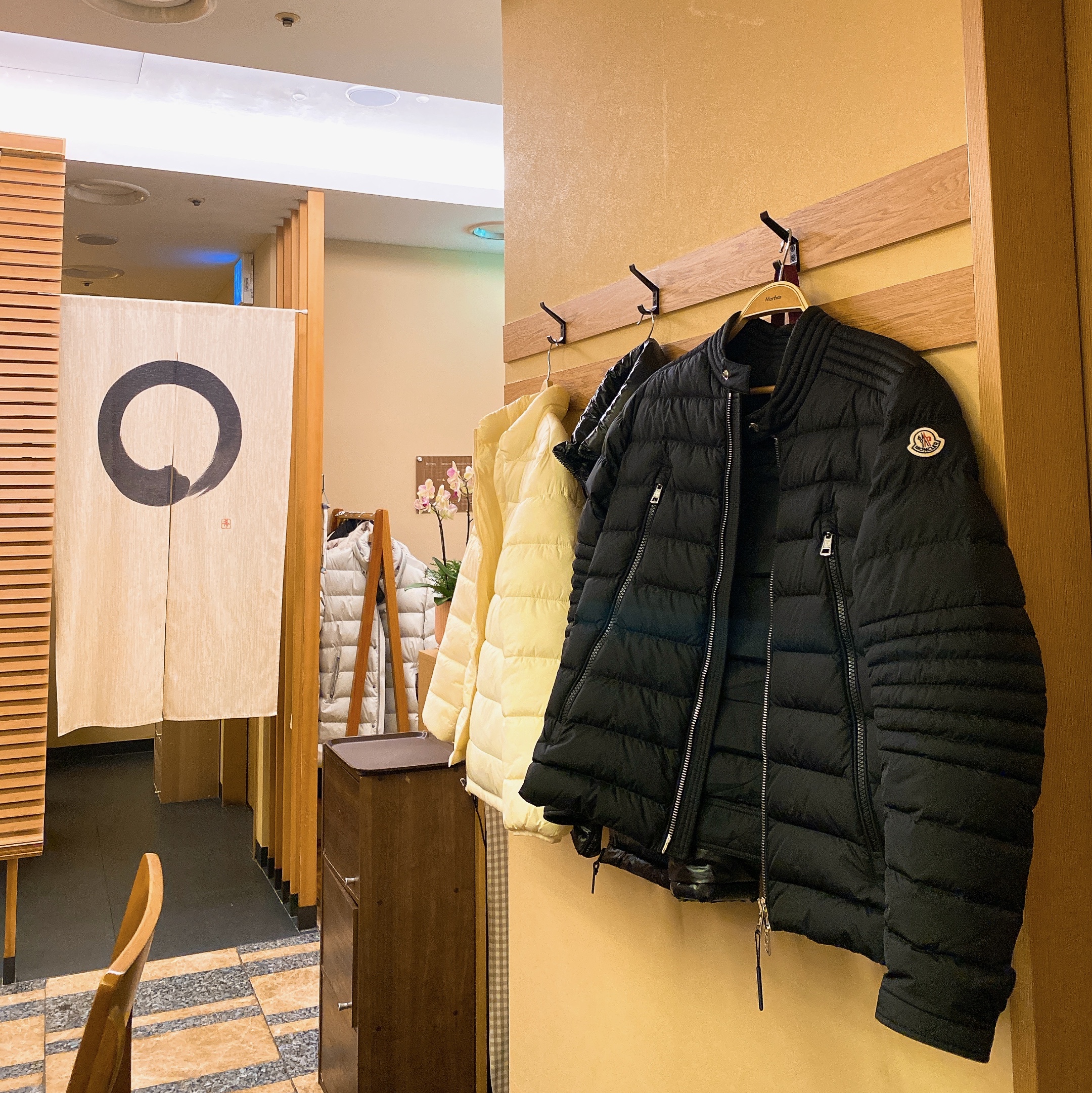 Moncler Amiot Short Down Jacket Black - 22FW 착용 스타일 - 1