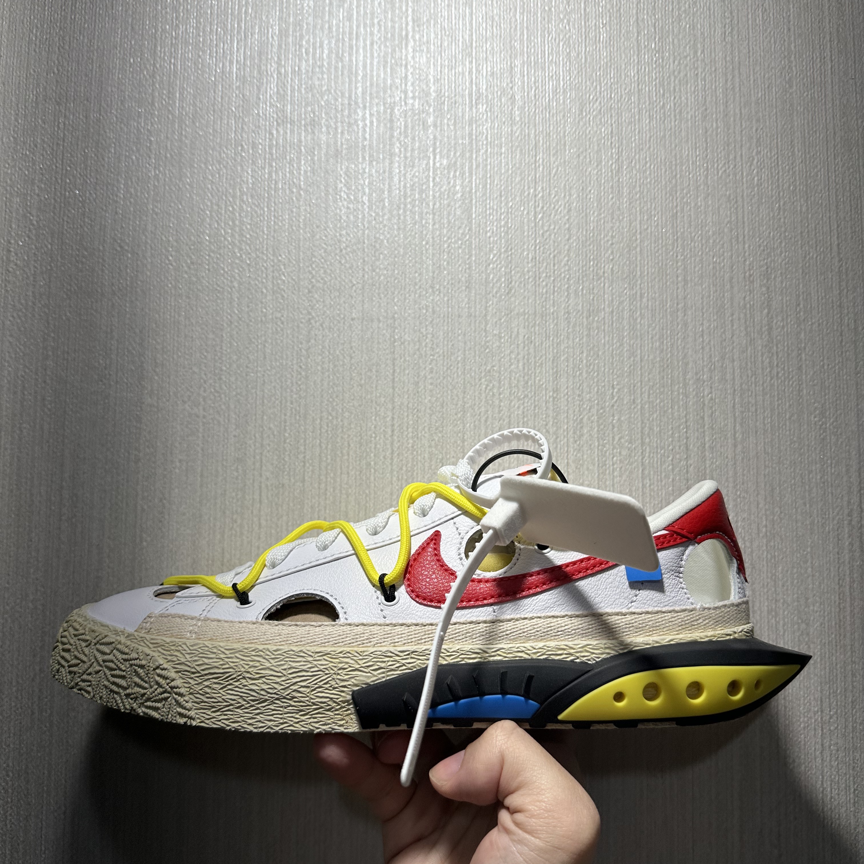 Nike x Off-White Blazer Low '77 White and University Red 착용 스타일