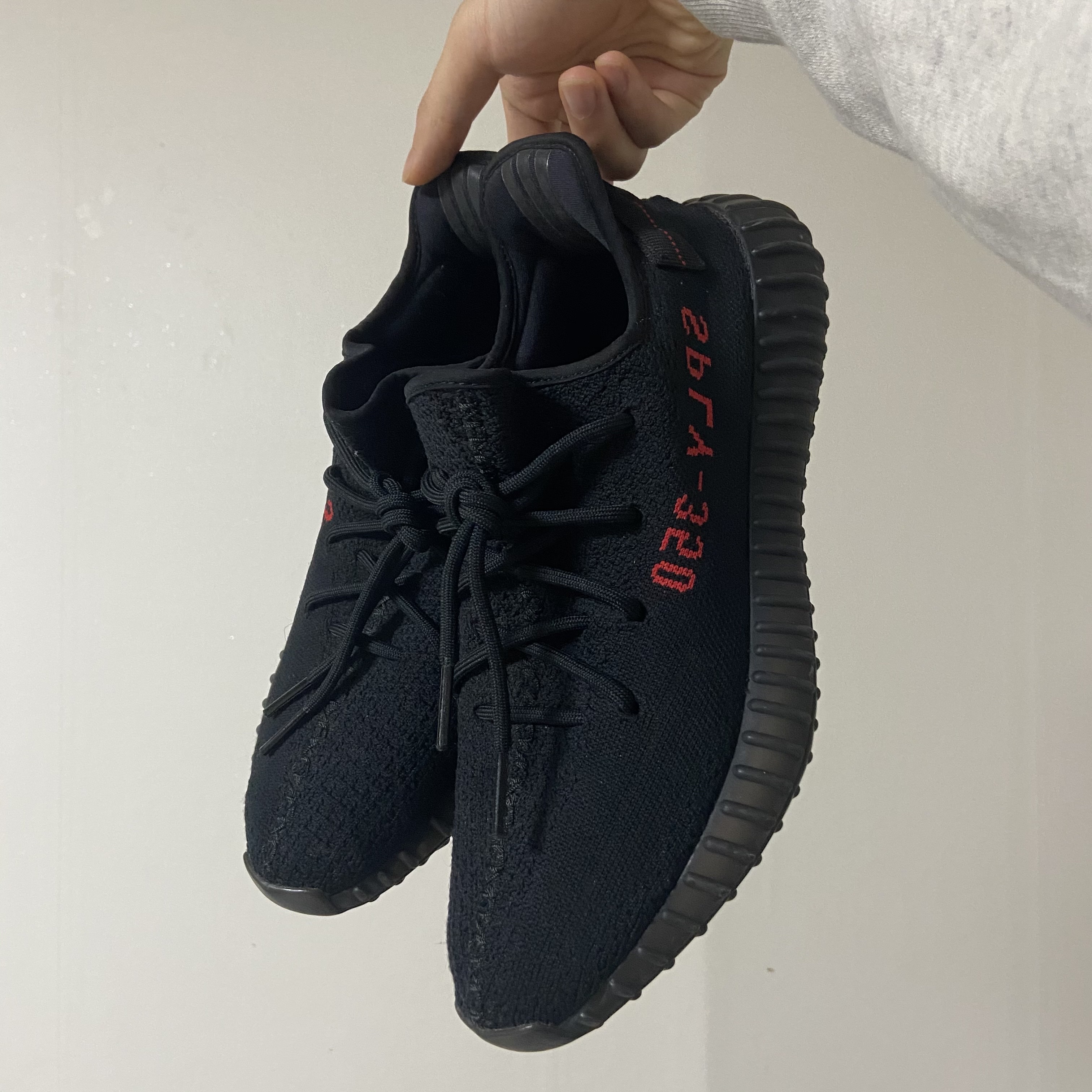 Adidas Yeezy Boost 350 V2 Black Red 2020 착용 스타일