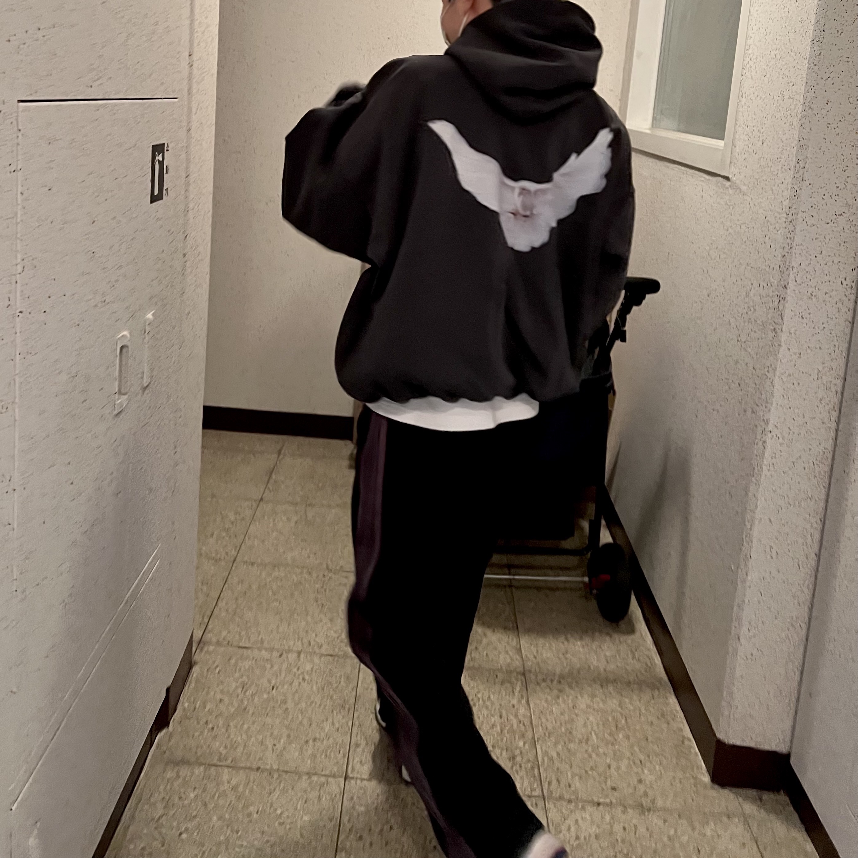 Yeezy Gap Engineered By Balenciaga Dove Hoodie Black 착용 스타일