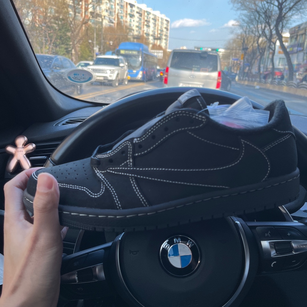 Jordan 1 x Travis Scott Retro Low OG SP Black Phantom 착용 스타일 - 1