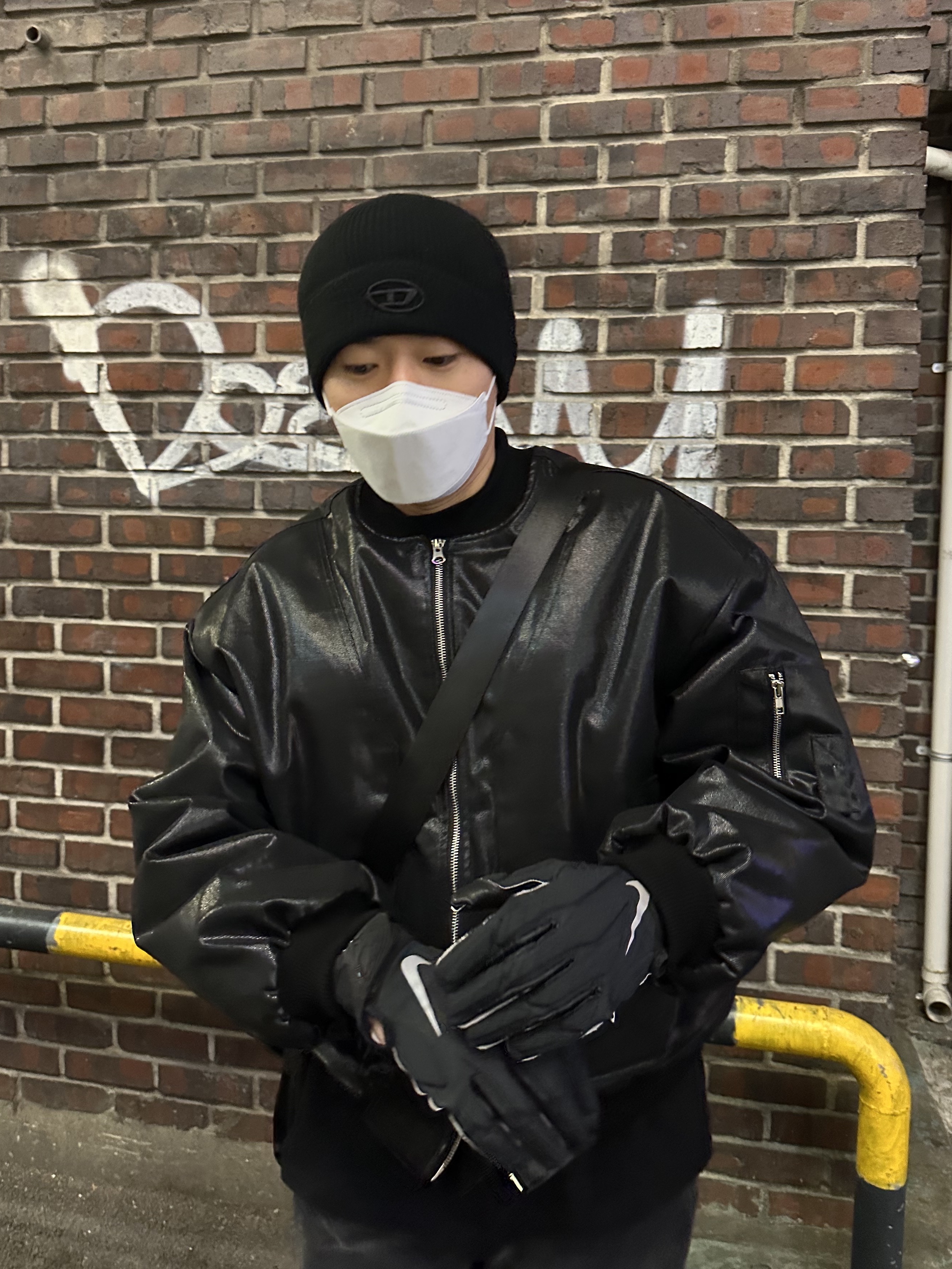 Balenciaga x Crocs Rubber Boot Black, Nike x Drake Nocta Gloves Black 착용 스타일 - 3
