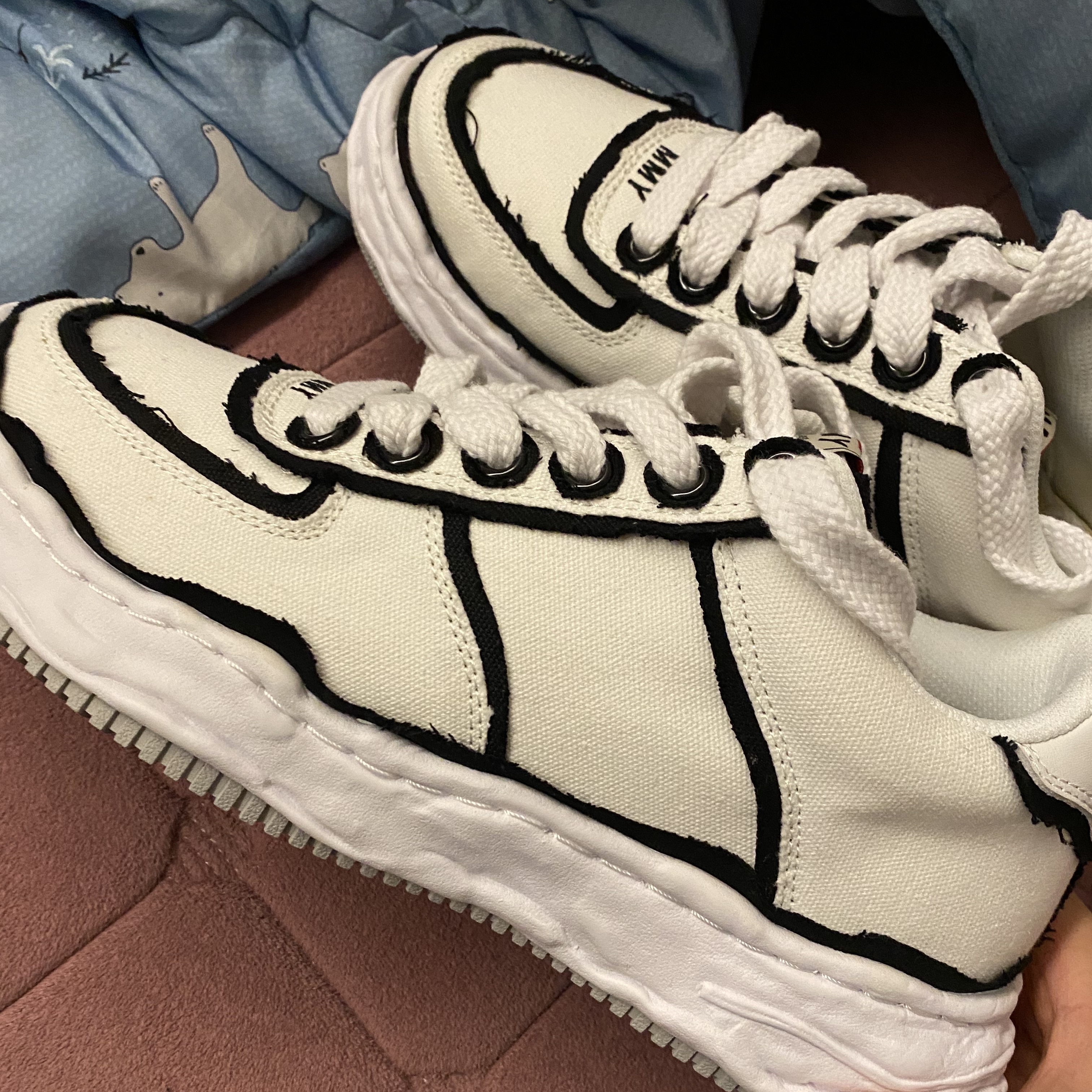 Maison Mihara Yasuhiro Wayne OG Sole Overhanging Canvas Low-top Sneakers White 착용 스타일