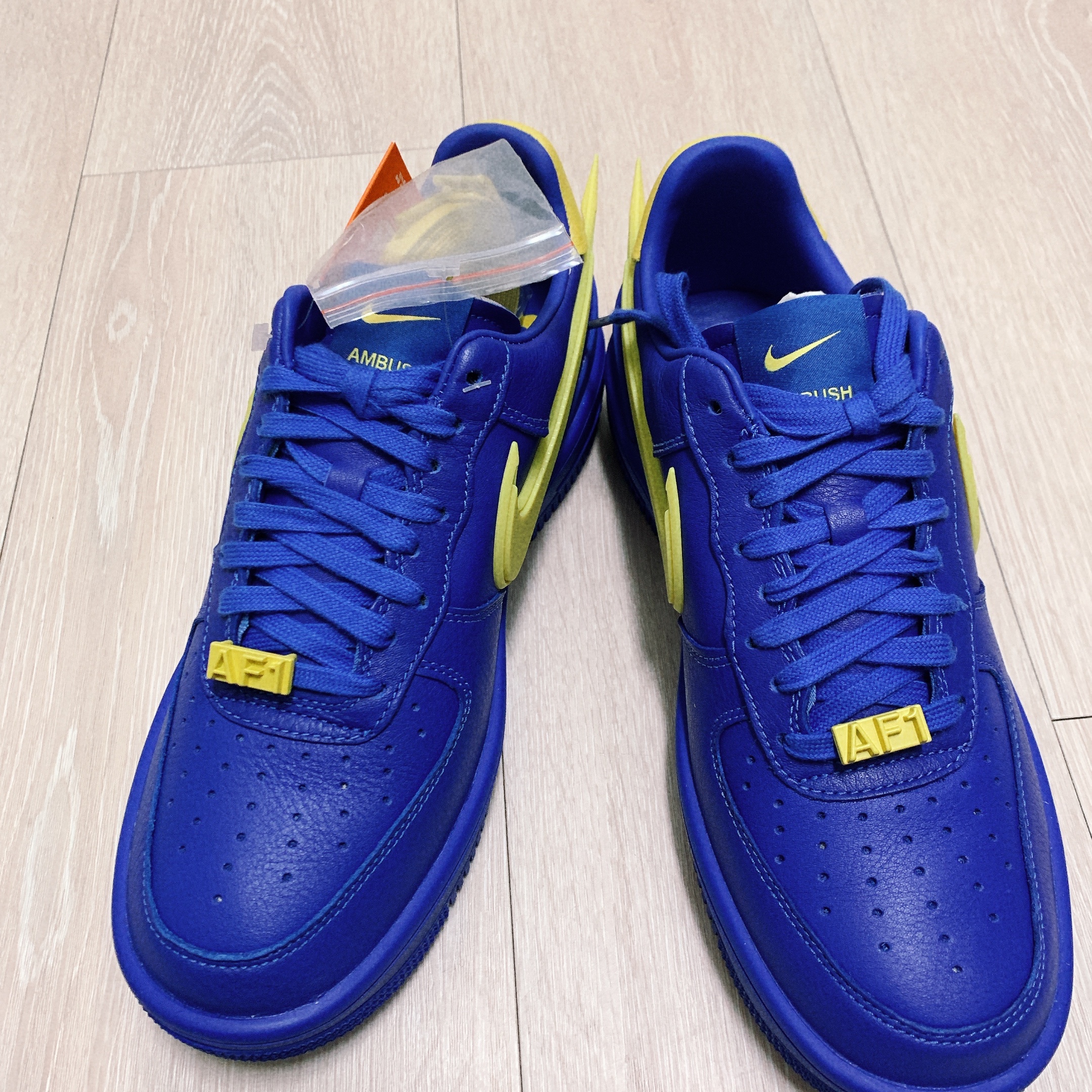 Nike x Ambush Air Force 1 Low SP Game Royal and Vivid Sulfur 착용 스타일 - 1