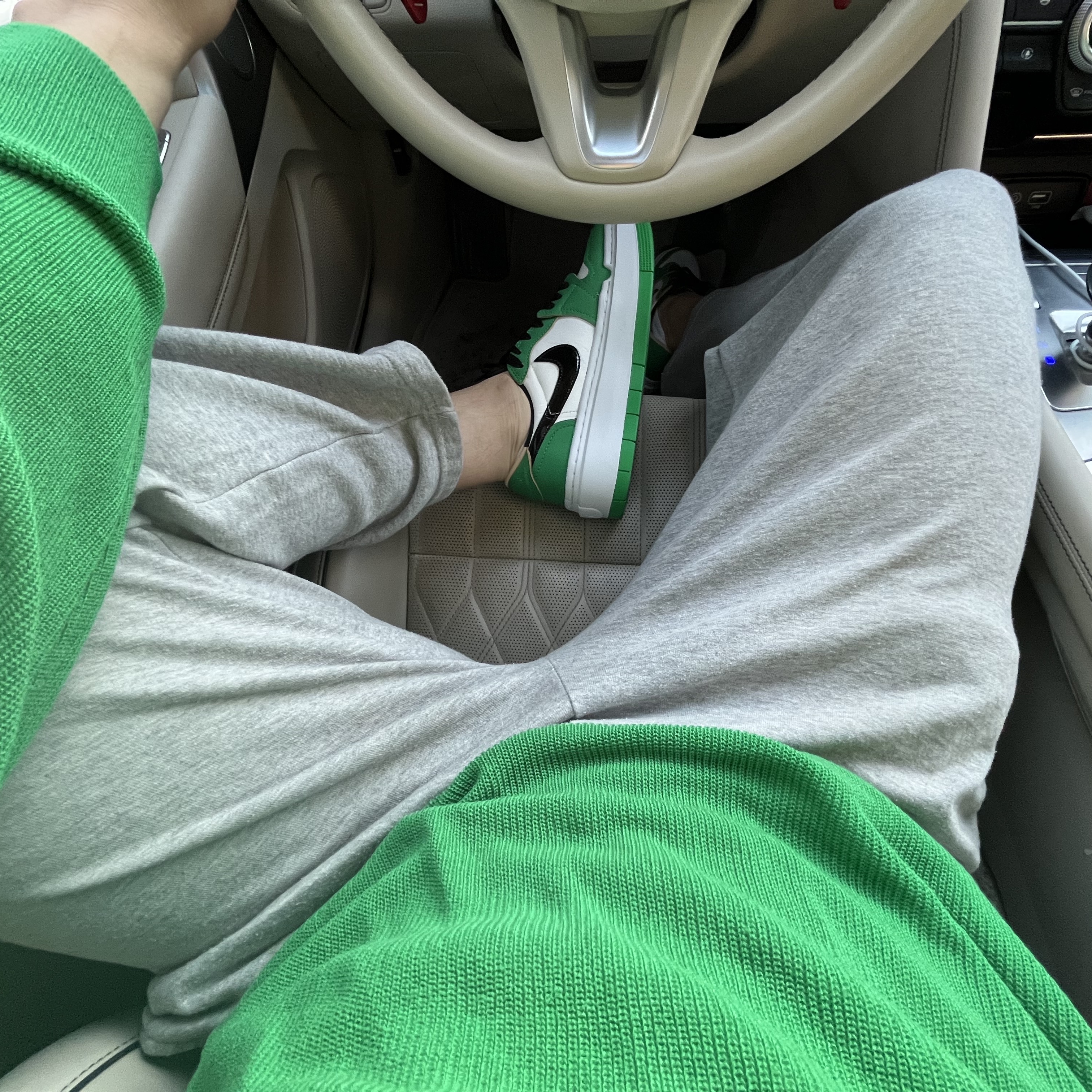 (W) Jordan 1 Elevate Low SE Lucky Green 착용 스타일 - 1