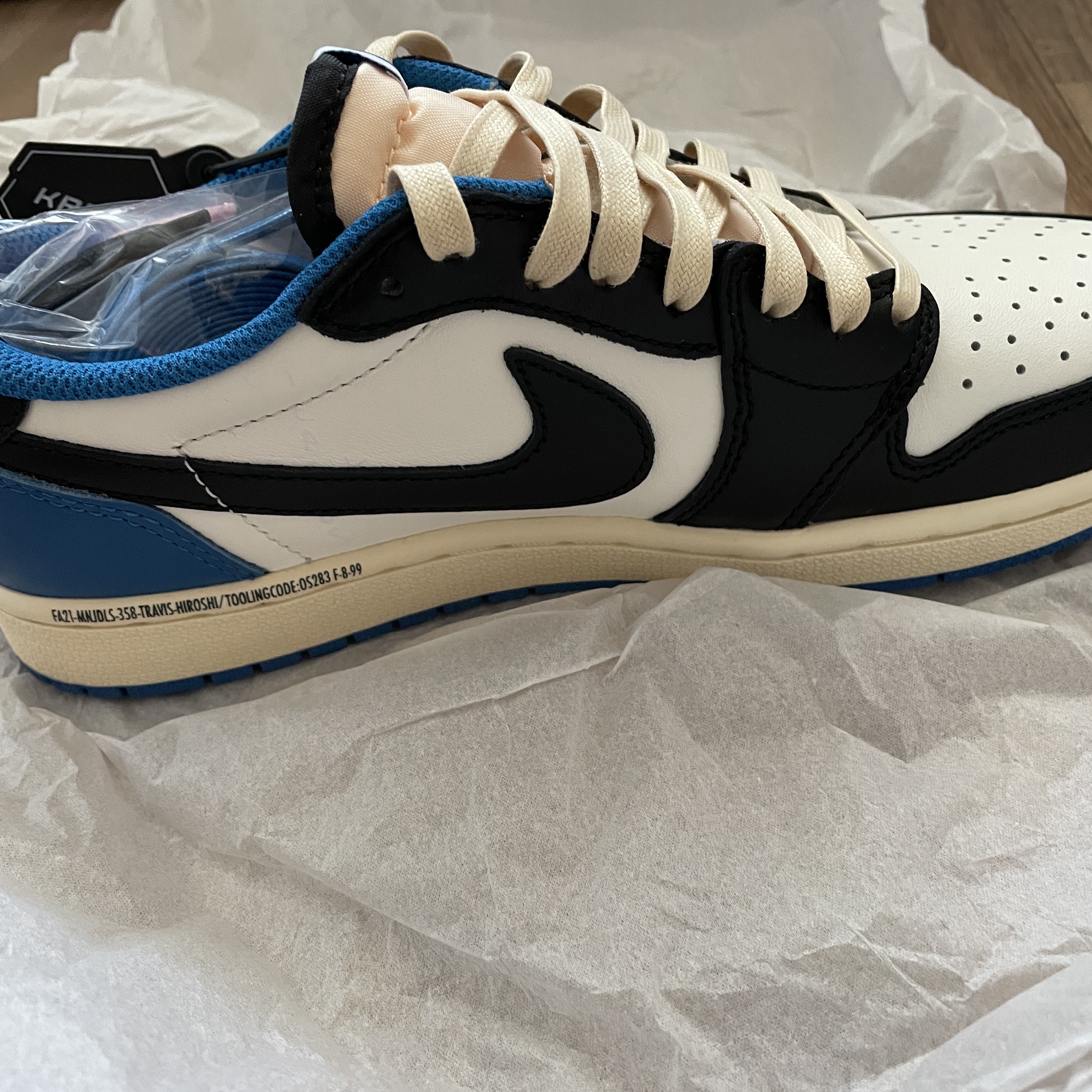 Jordan 1 x Travis Scott x Fragment Retro Low OG SP Military Blue 착용 스타일 - 1