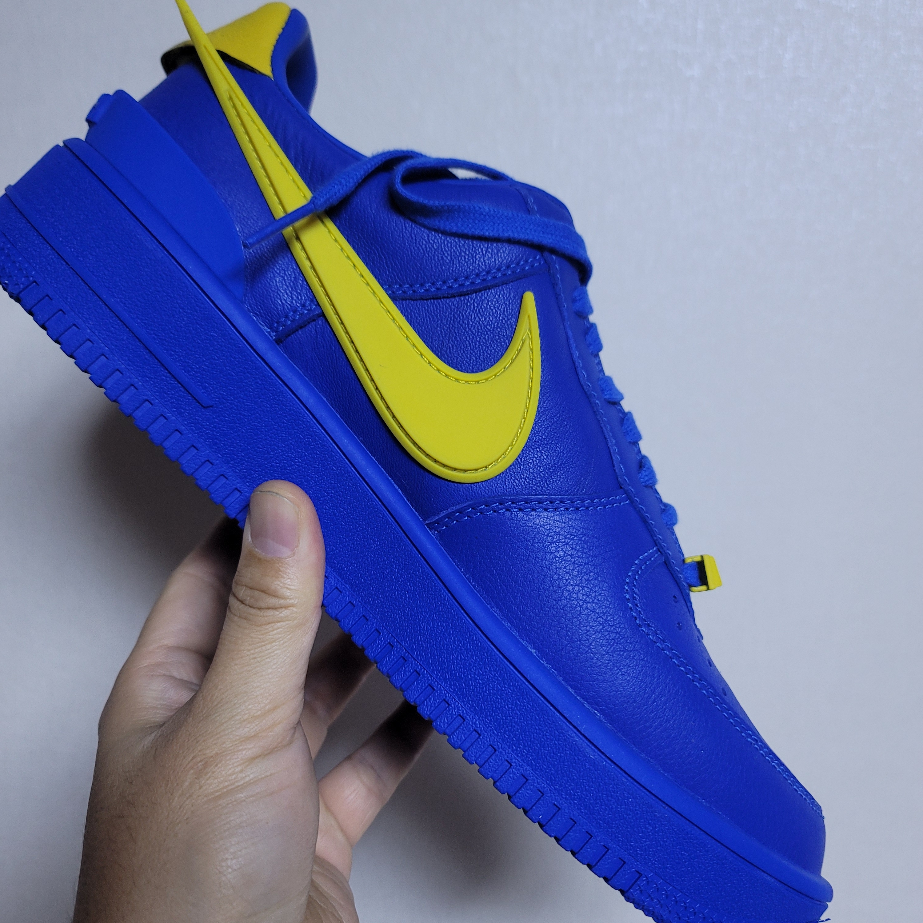 Nike x Ambush Air Force 1 Low SP Game Royal and Vivid Sulfur 착용 스타일 - 1