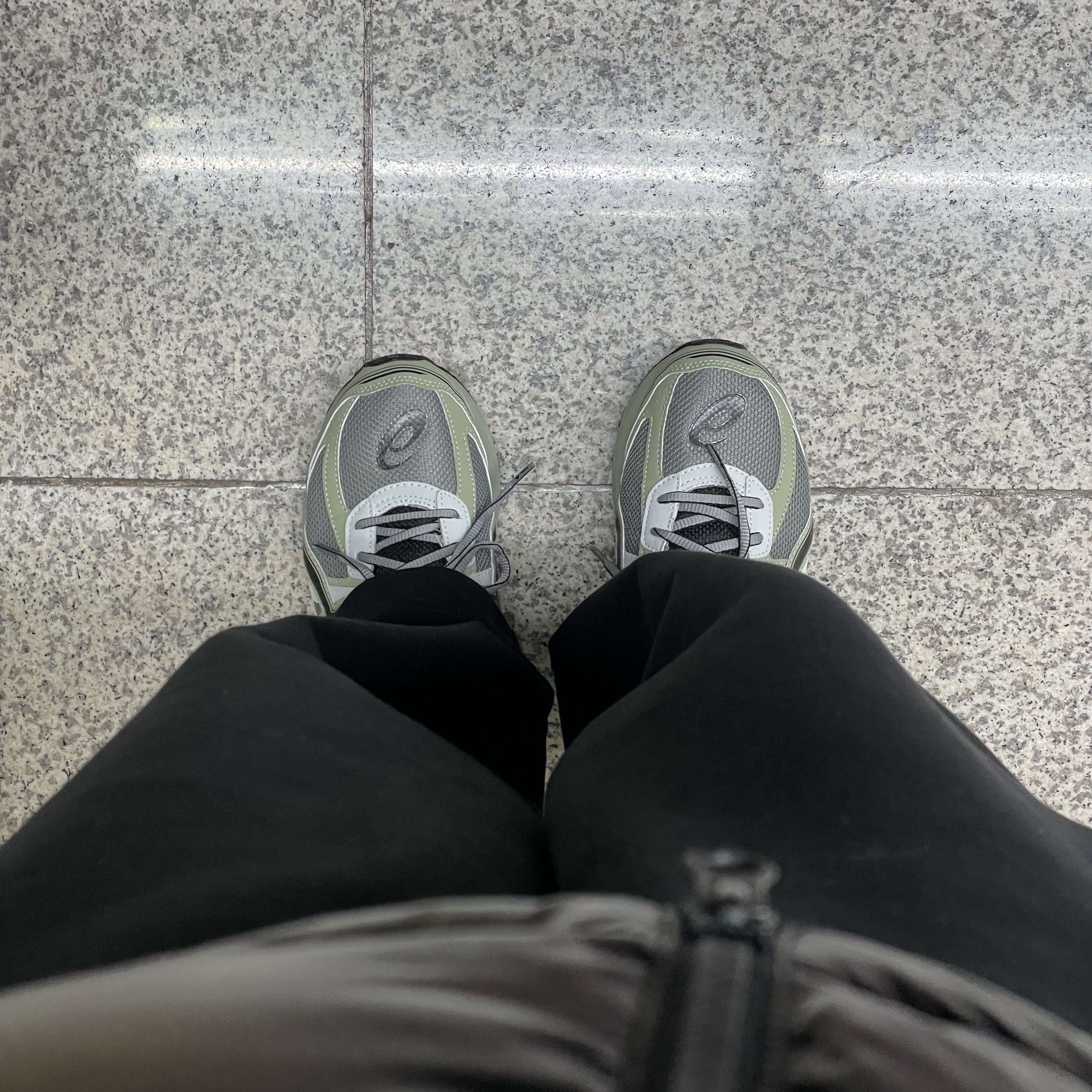 Asics Jog 100 S Sheet Rock - 2E Wide 착용 스타일