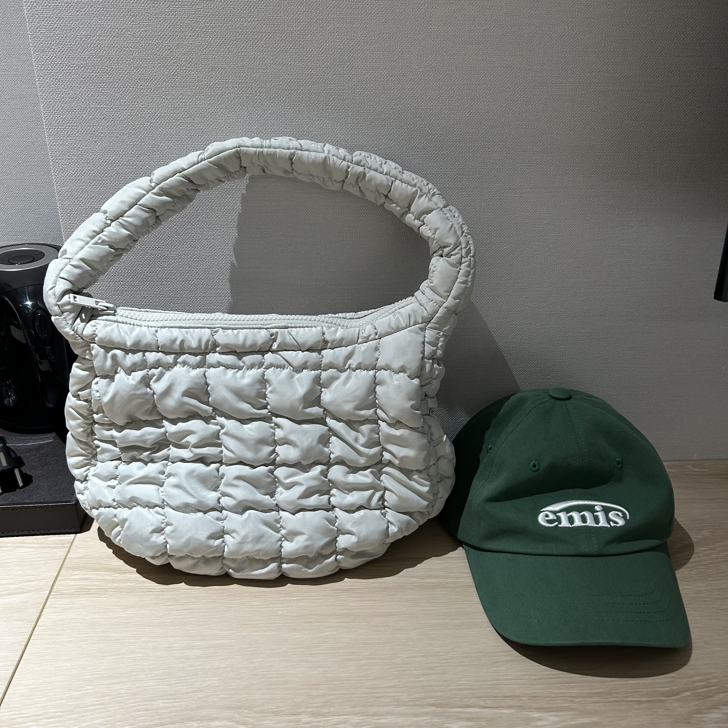COS Quilted Mini Bag Light Grey 착용 스타일
