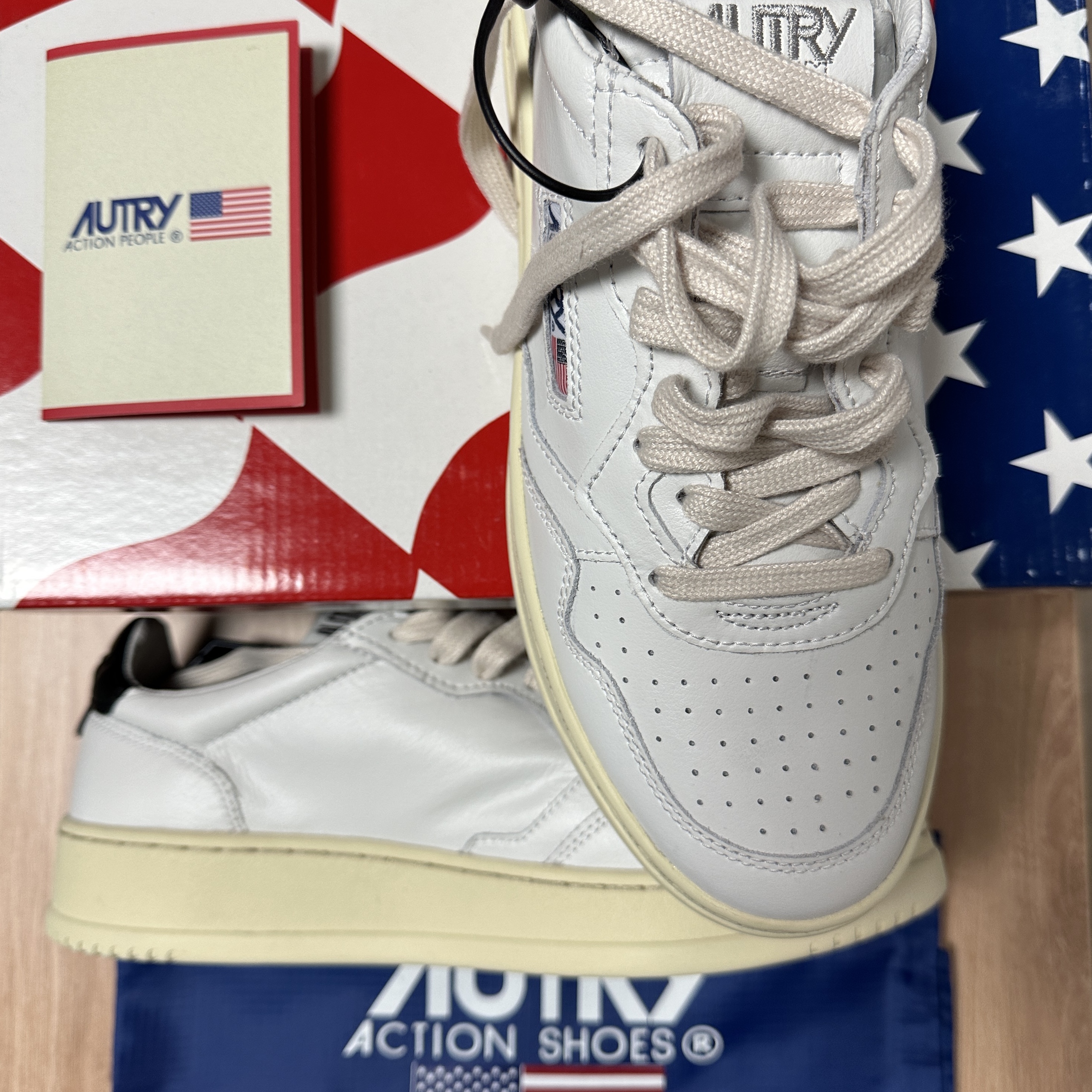 Autry Medalist Low Leather Sneakers White Black 착용 스타일