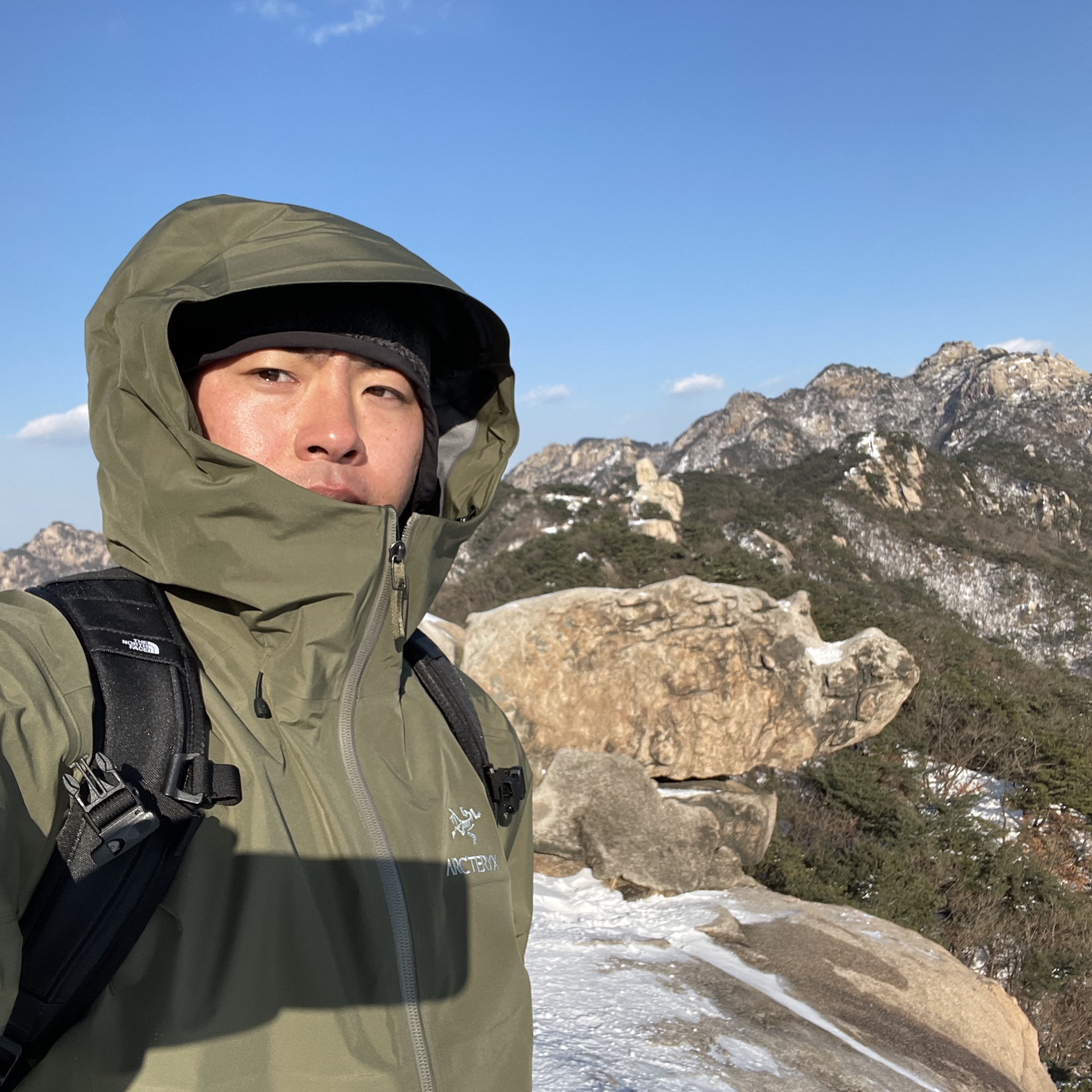 Arc'teryx Atom LT Hoody Black, Nike ACG Smith Summit Cargo Pants Black Summit White - Asia 착용 스타일 - 4