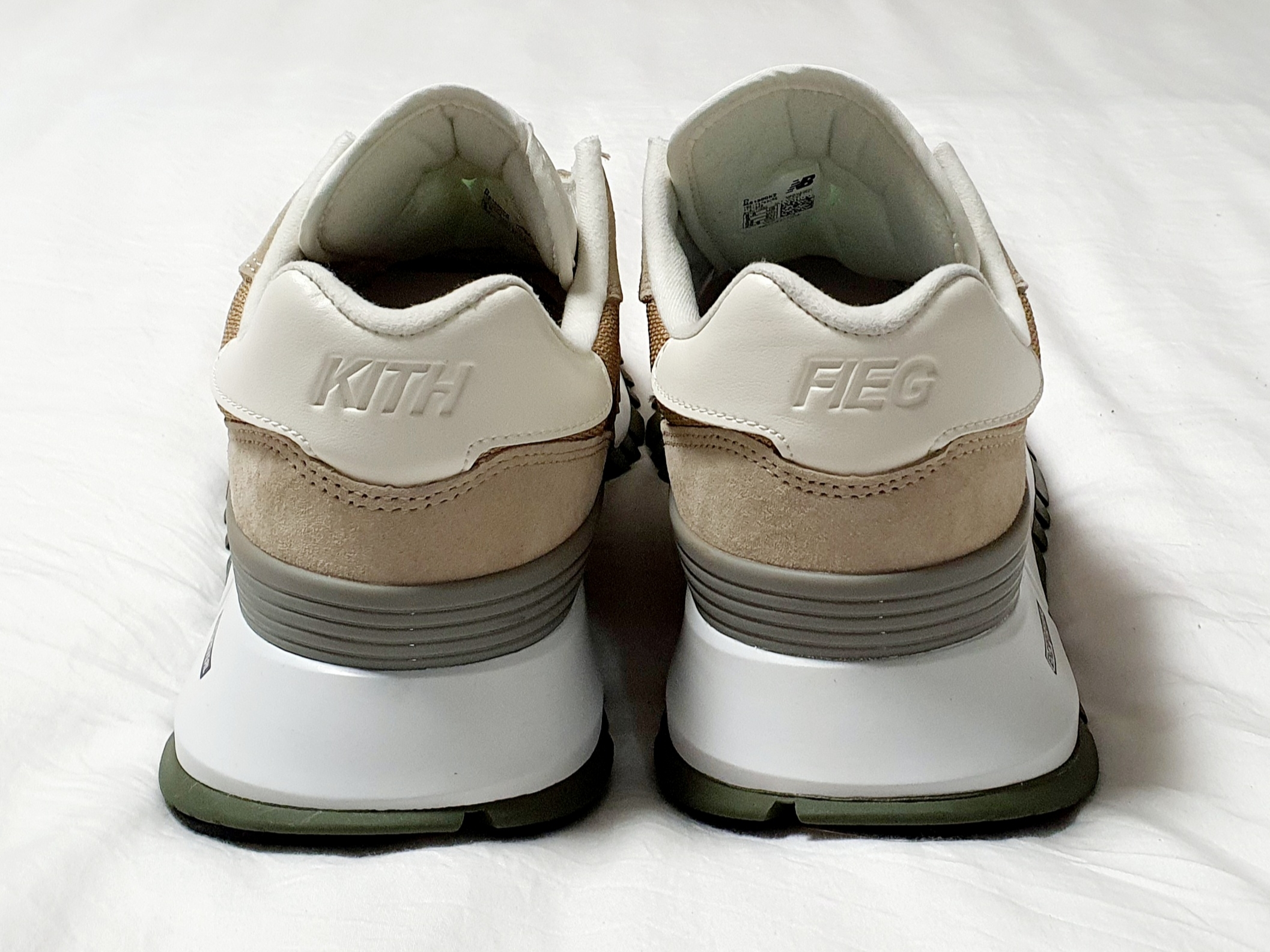 New Balance x Kith R_C 1300 10th Anniversary White Pepper 착용 스타일 - 5