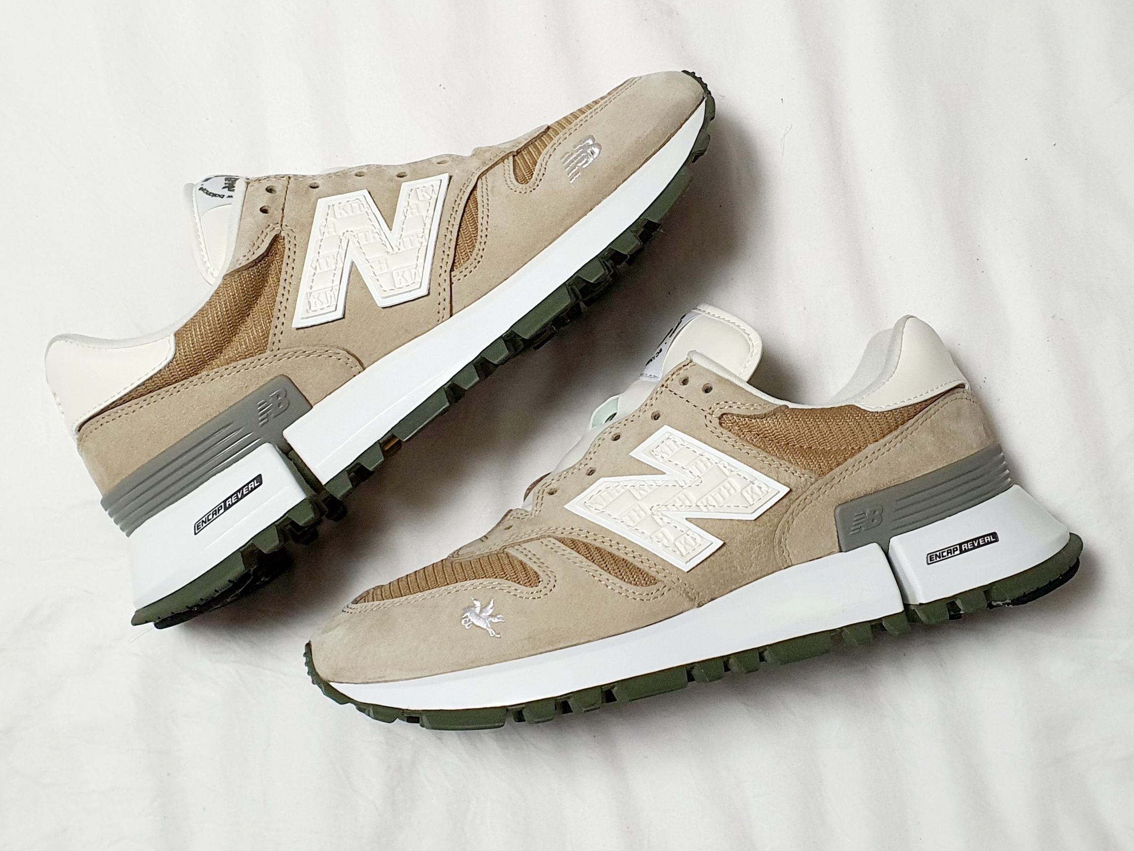 New Balance x Kith R_C 1300 10th Anniversary White Pepper 착용 스타일 - 2
