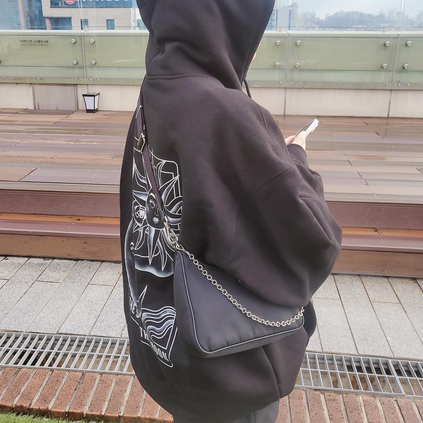 (GS) Jordan 1 Retro High OG Chicago 2022, Prada Re-Edition 2005 Re-Nylon Shoulder Bag Black 착용 스타일 - 2