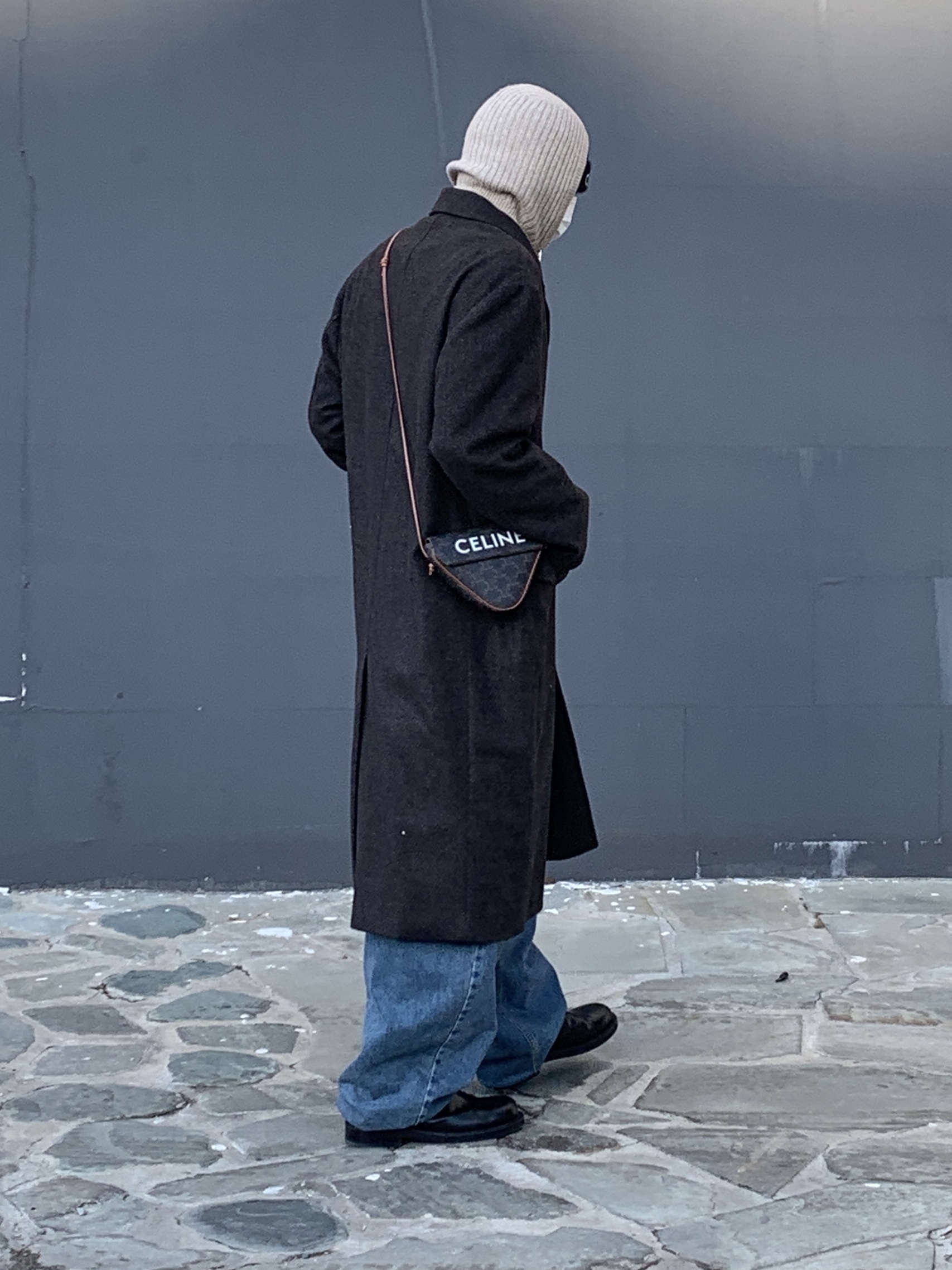 Celine Embroidered Knit Wool Beanie Black, Celine Triangle Bag in Triomphe Canvas with Celine Print Tan 착용 스타일 - 5
