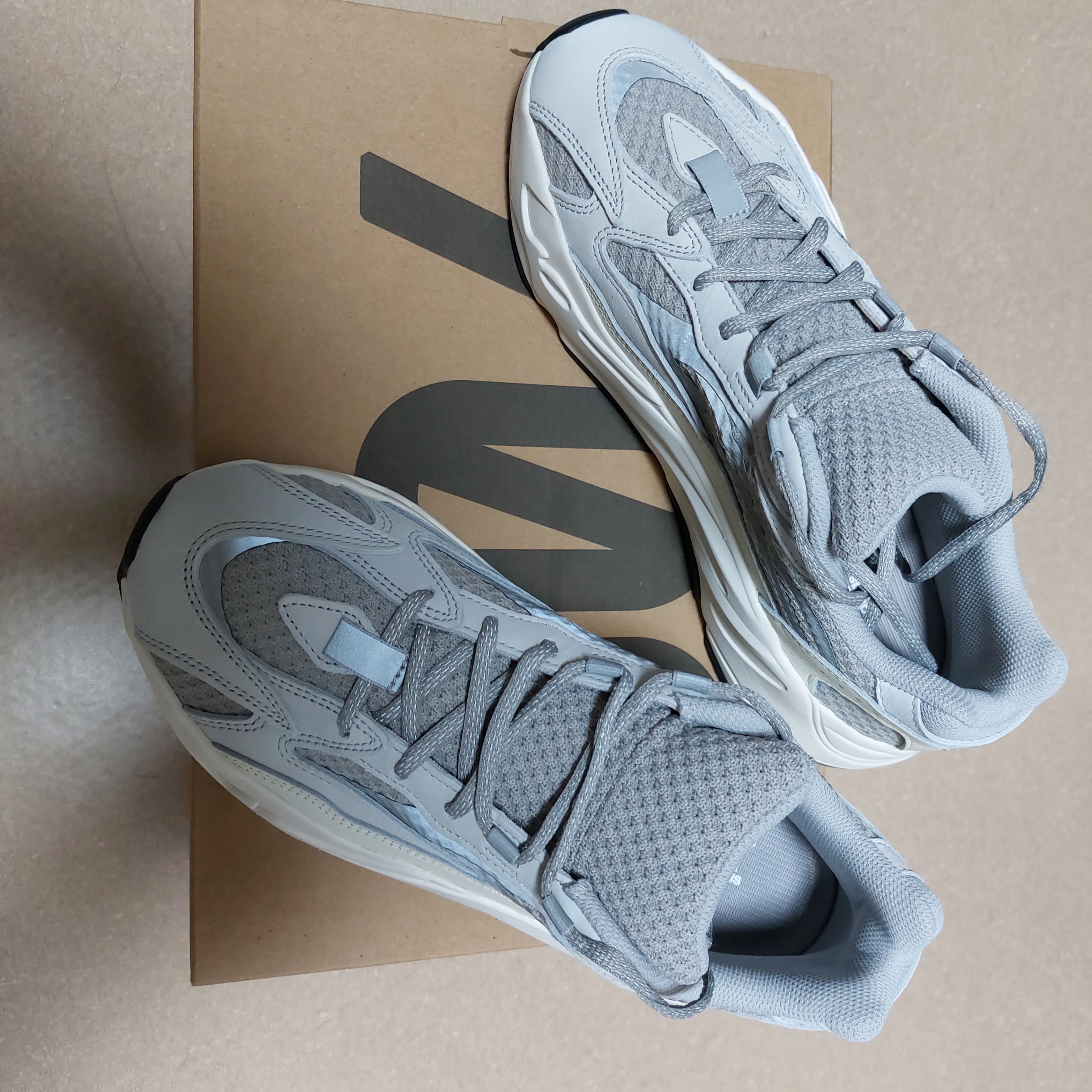 Adidas Yeezy Boost 700 V2 Static 2022 착용 스타일