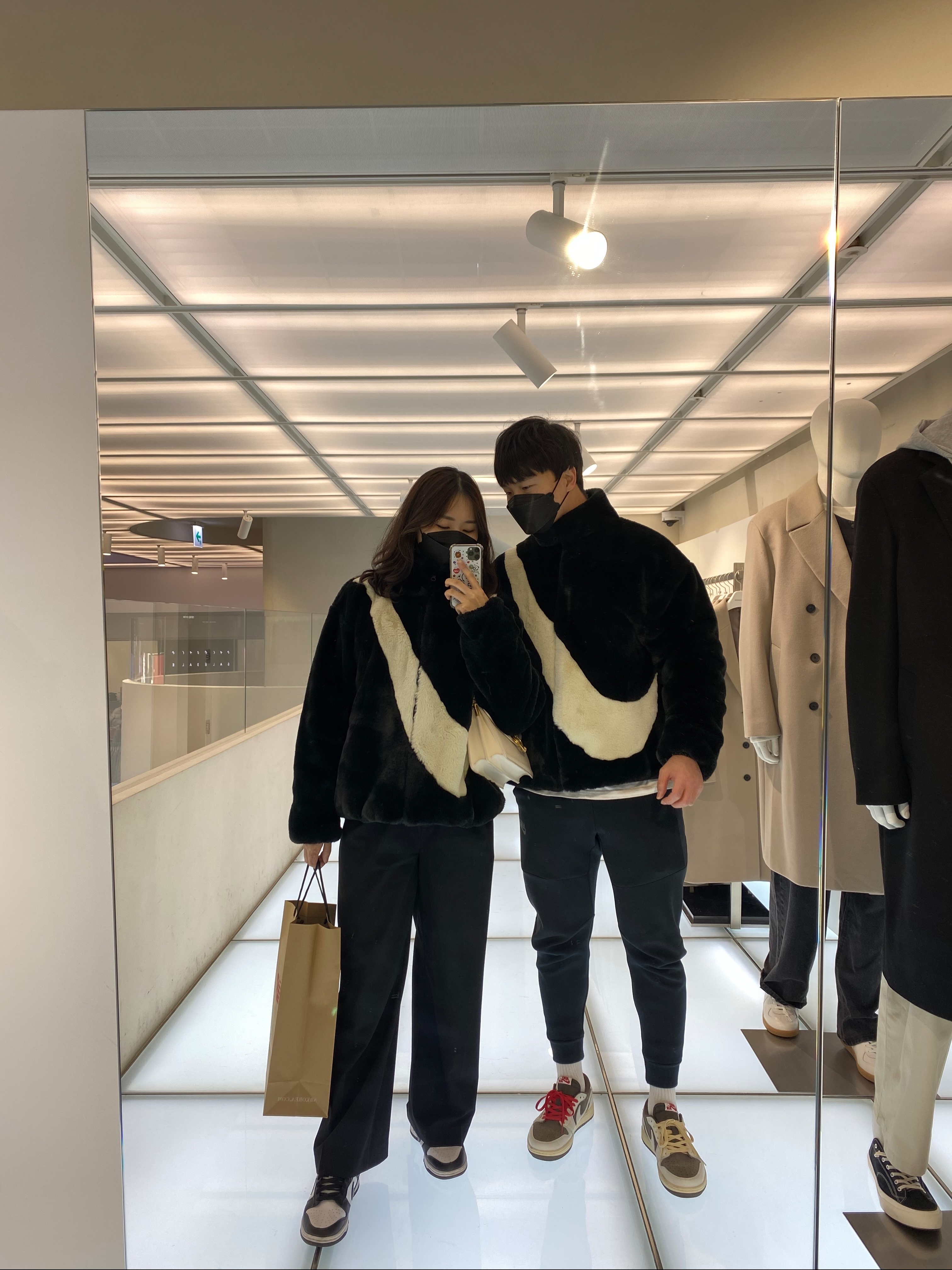 (W) Nike NSW Faux Fur Jacket Black - Asia, Jordan 1 x Travis Scott Retro Low OG SP Sail and Ridgerock 착용 스타일