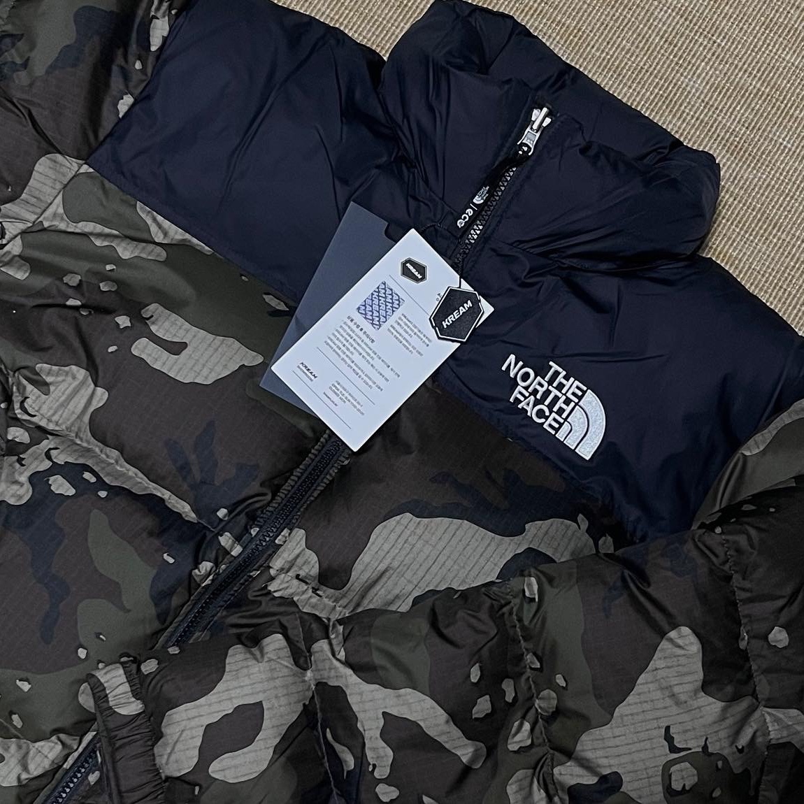 The North Face 1996 Novelty Nuptse Jacket Woodland Camo 착용 스타일 - 4