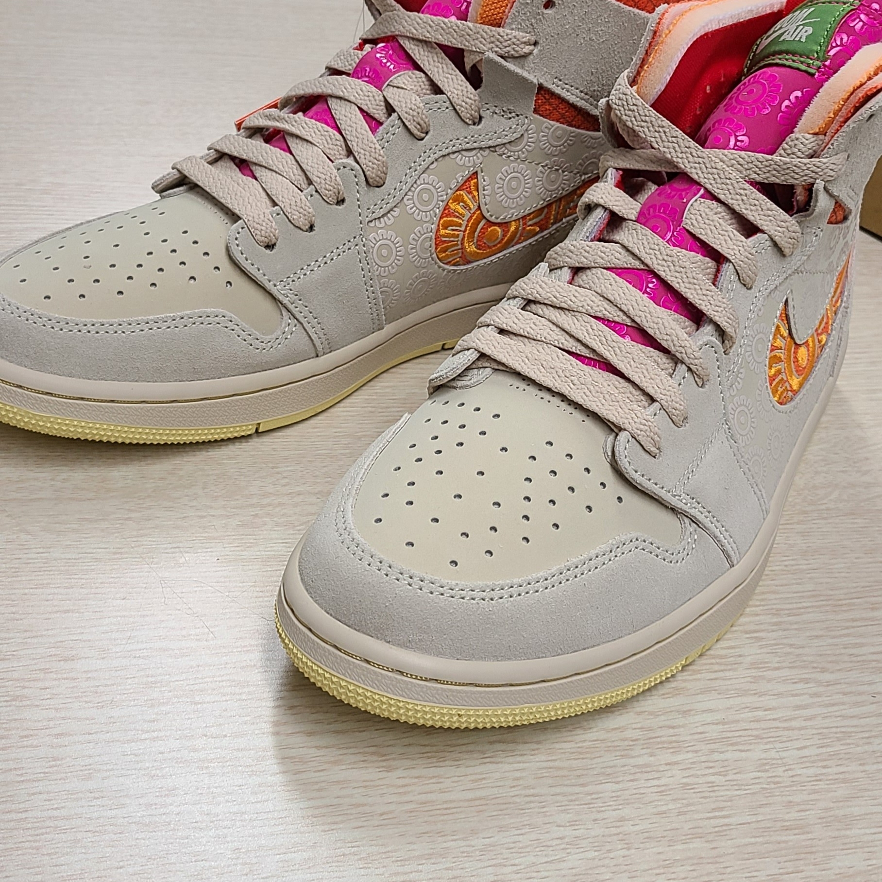 Jordan 1 Zoom Air CMFT Somos Familia Dia De Muertos 착용 스타일 - 1